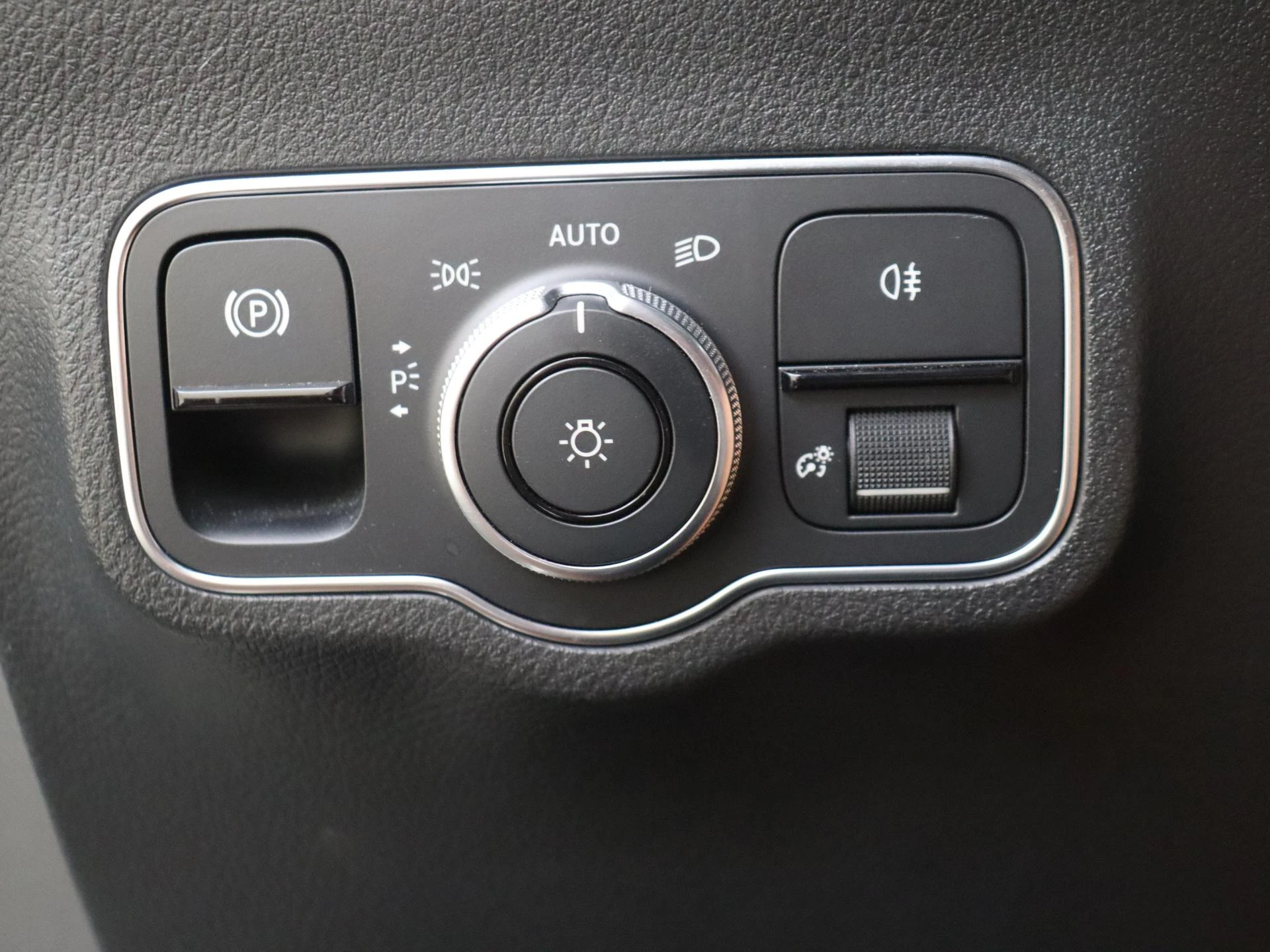 Mercedes-Benz-EQA-image-24