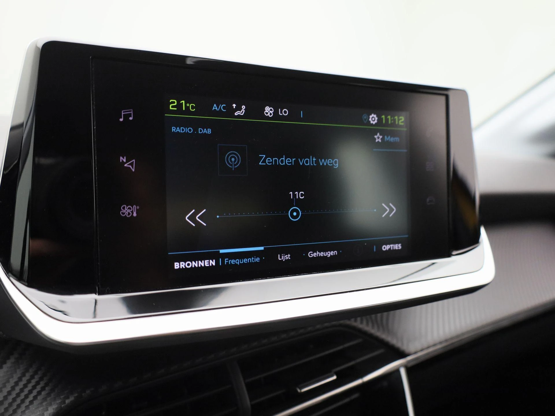 Peugeot-e-208-image-24