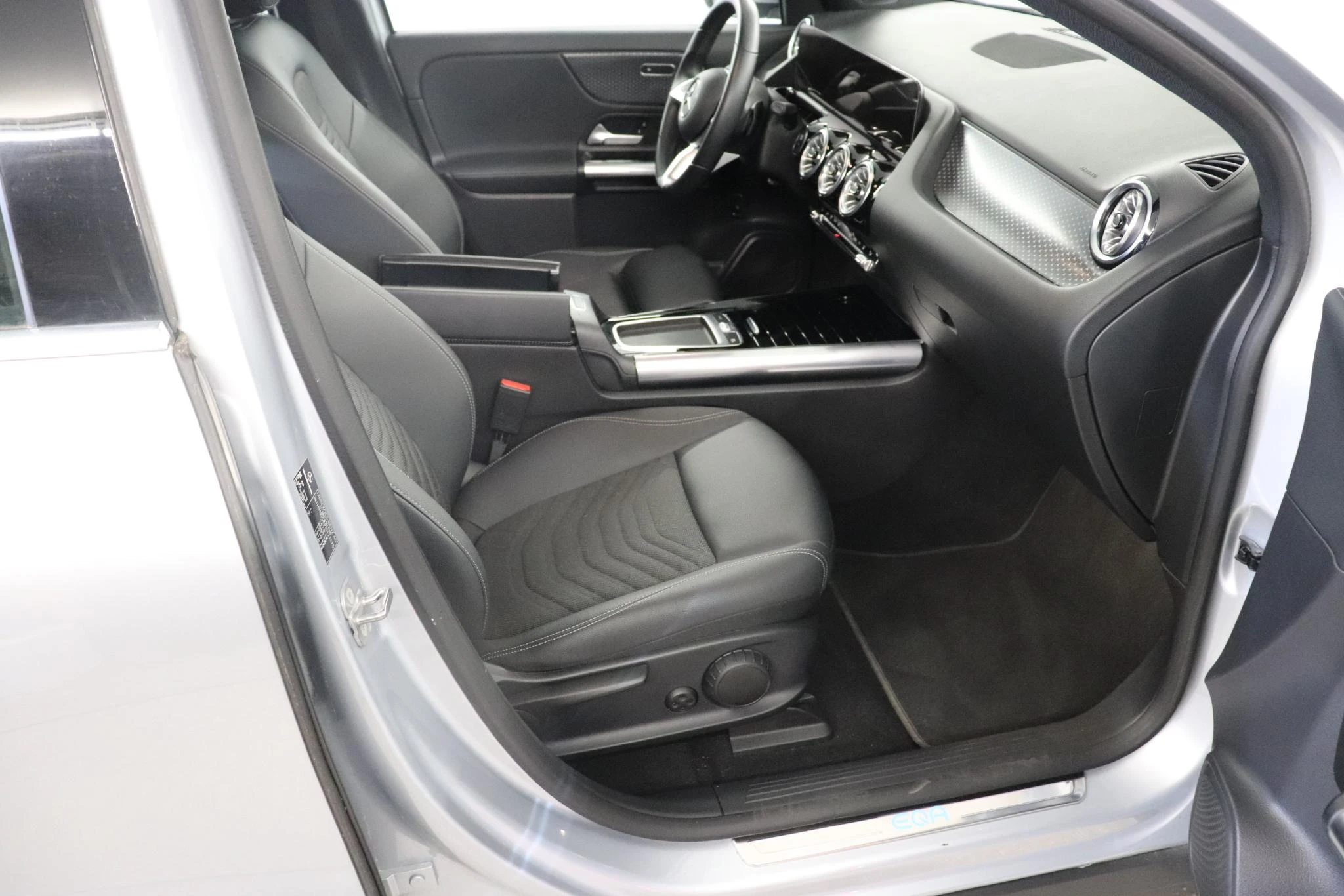 Mercedes-Benz-EQA-image-17