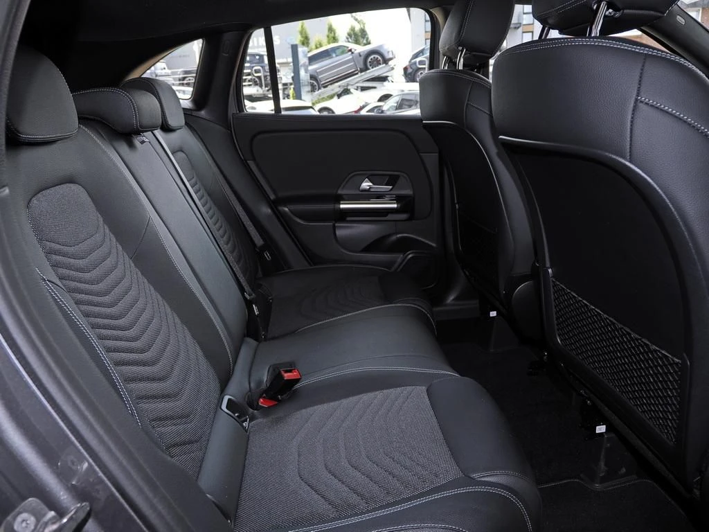 Mercedes-Benz-GLA 200 d-image-13