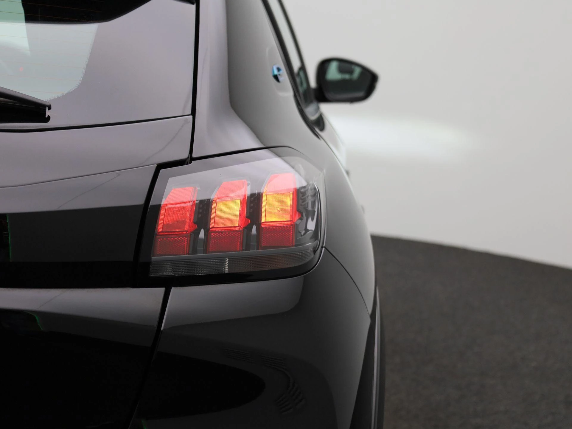 Peugeot-e-208-image-38