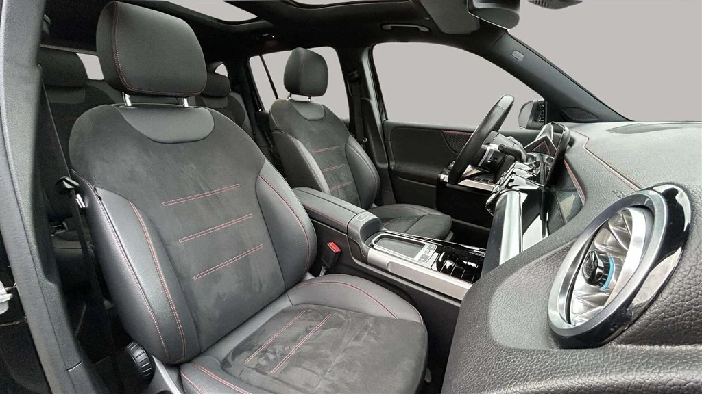 Mercedes-Benz-EQB-image-20