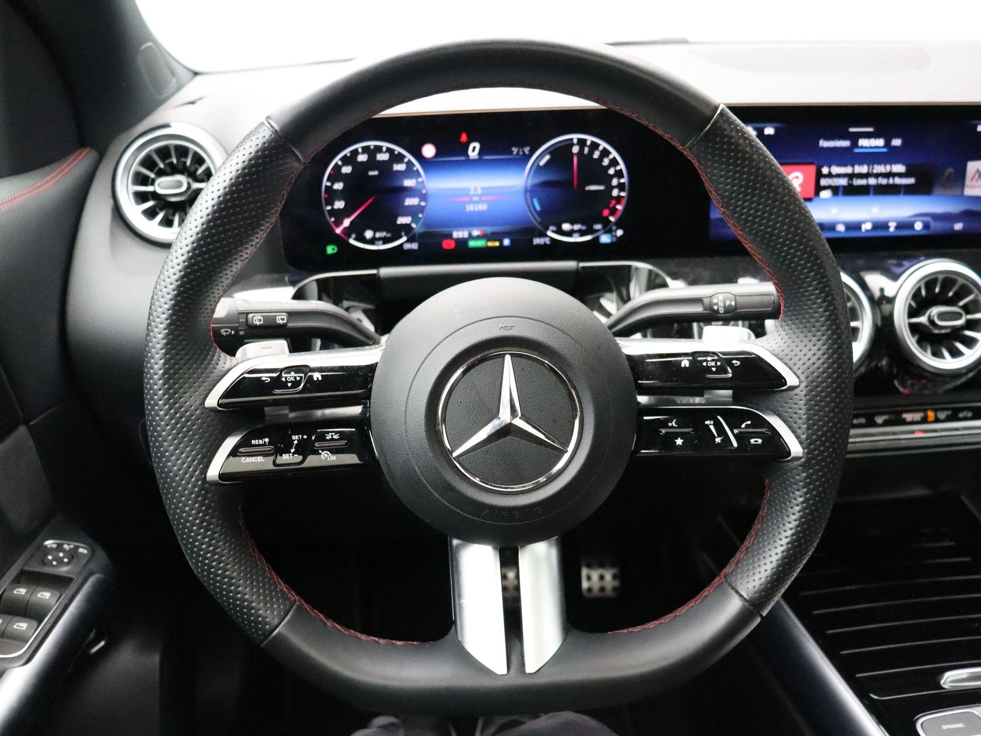 Mercedes-Benz-GLA-image-18