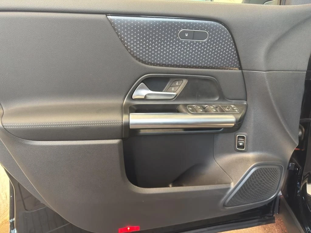 Mercedes-Benz-GLA 200 d-image-22