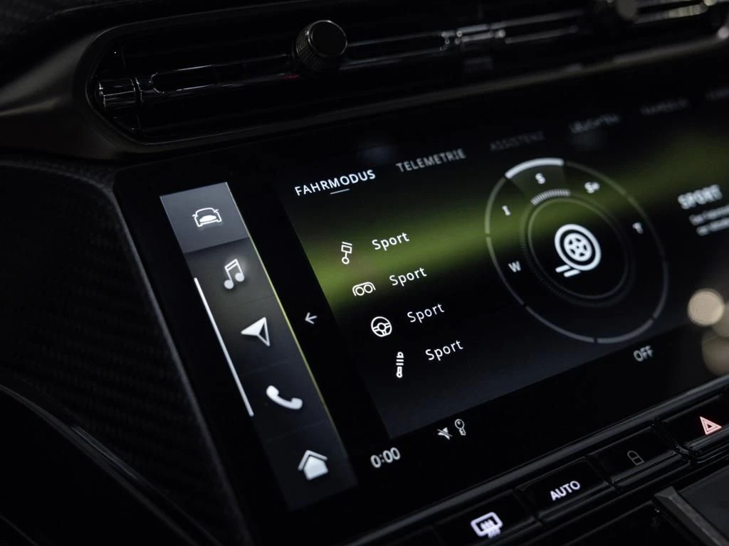 Aston Martin-V8 Vantage-image-28