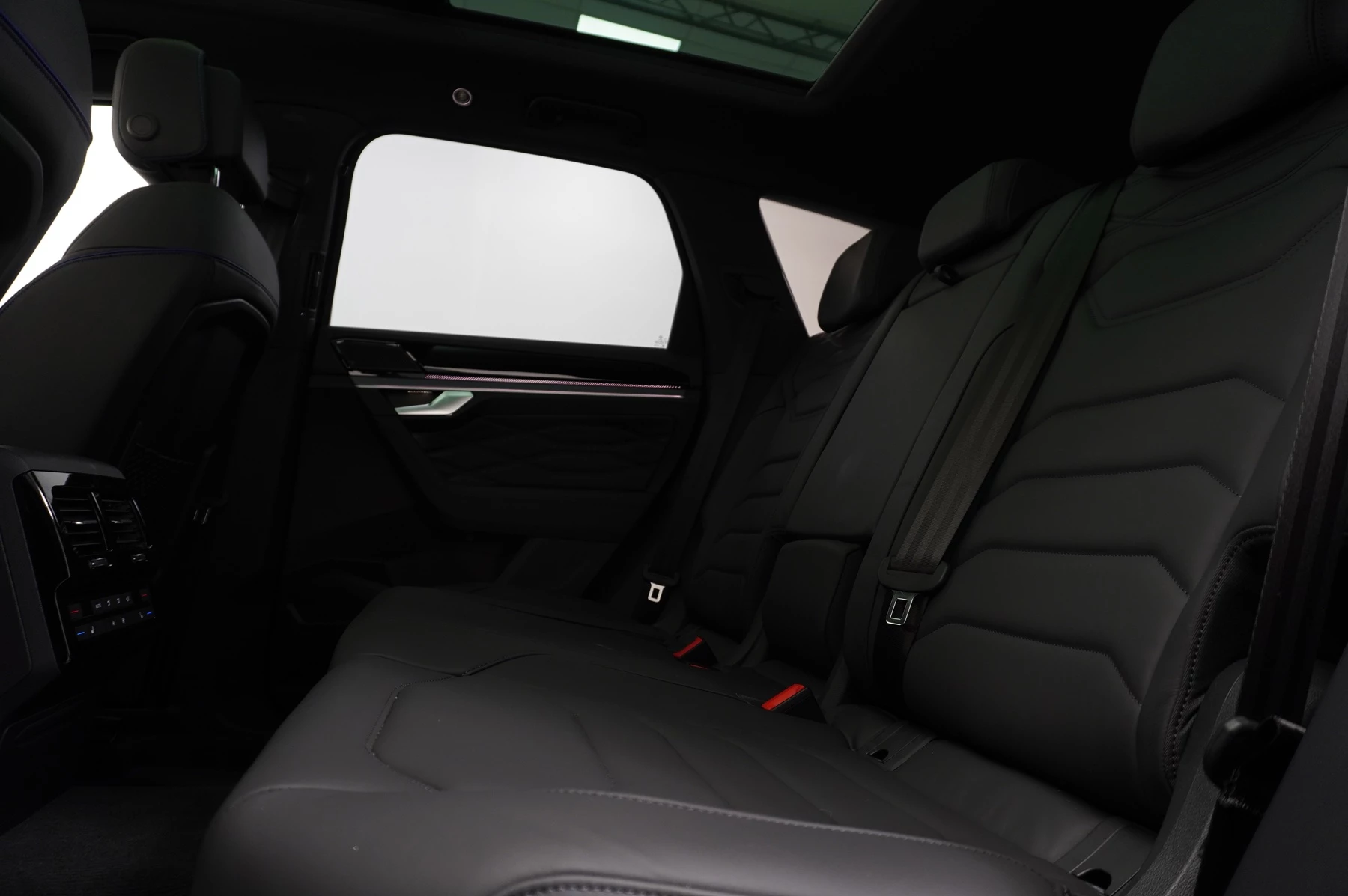 Volkswagen-Touareg-image-12