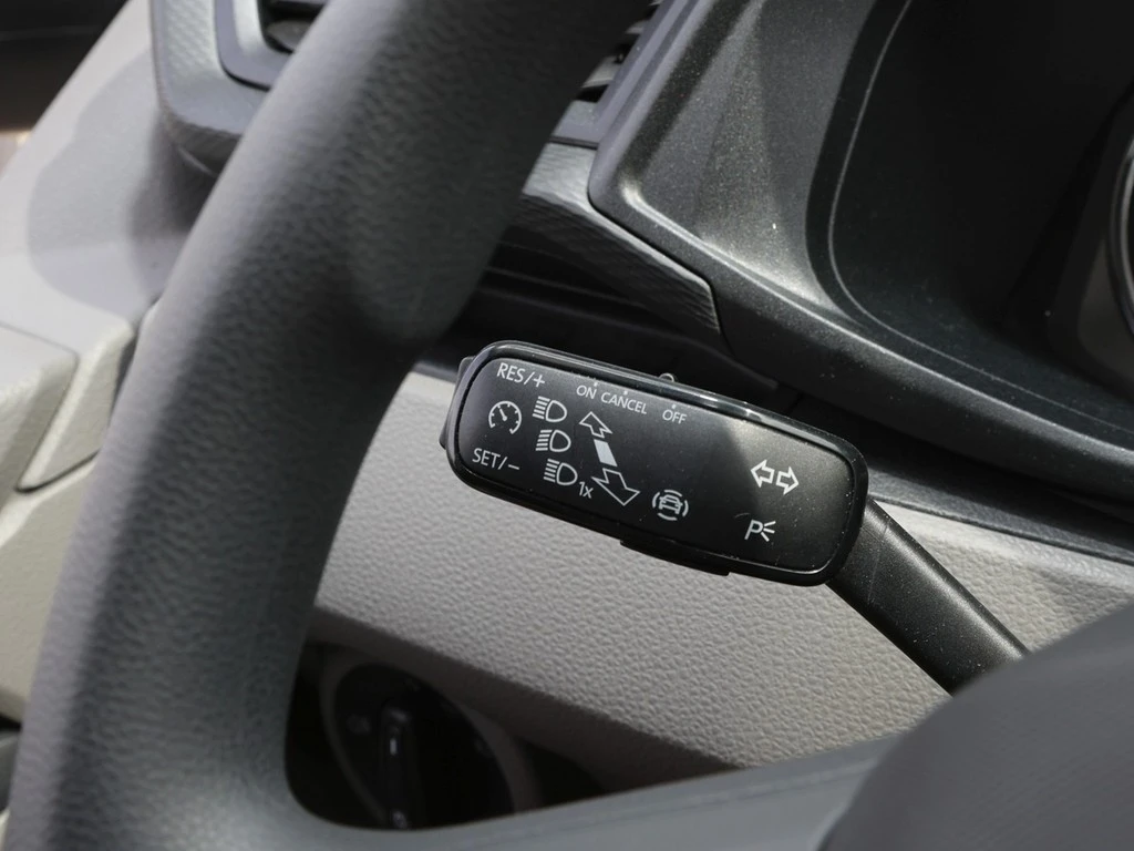 Volkswagen-Transporter-image-13