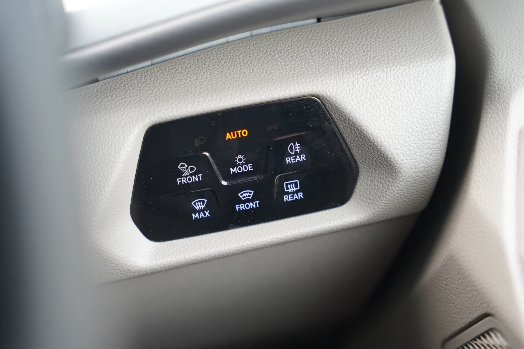 Volkswagen-Multivan-image-19