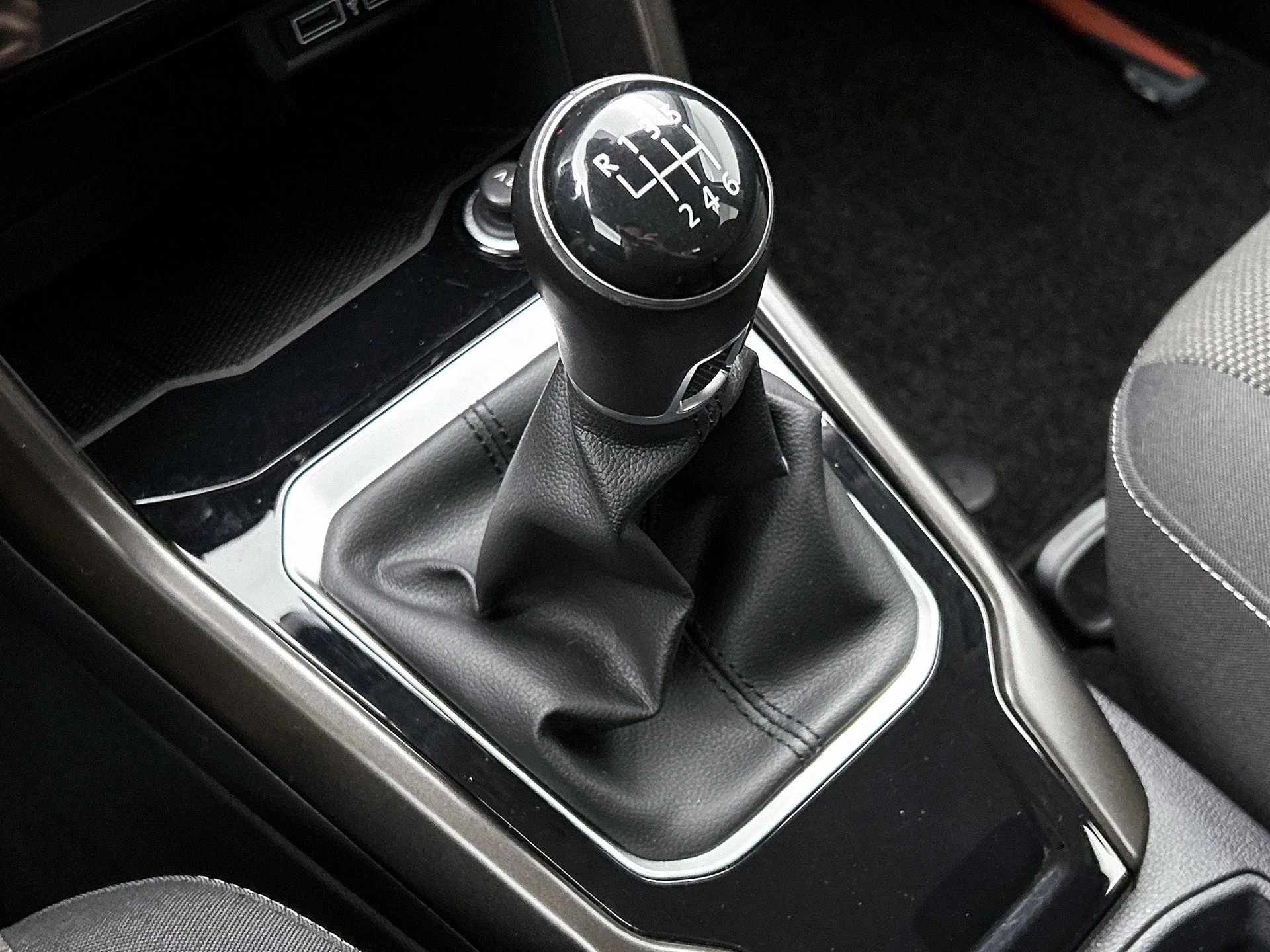Volkswagen-T-Roc-image-13