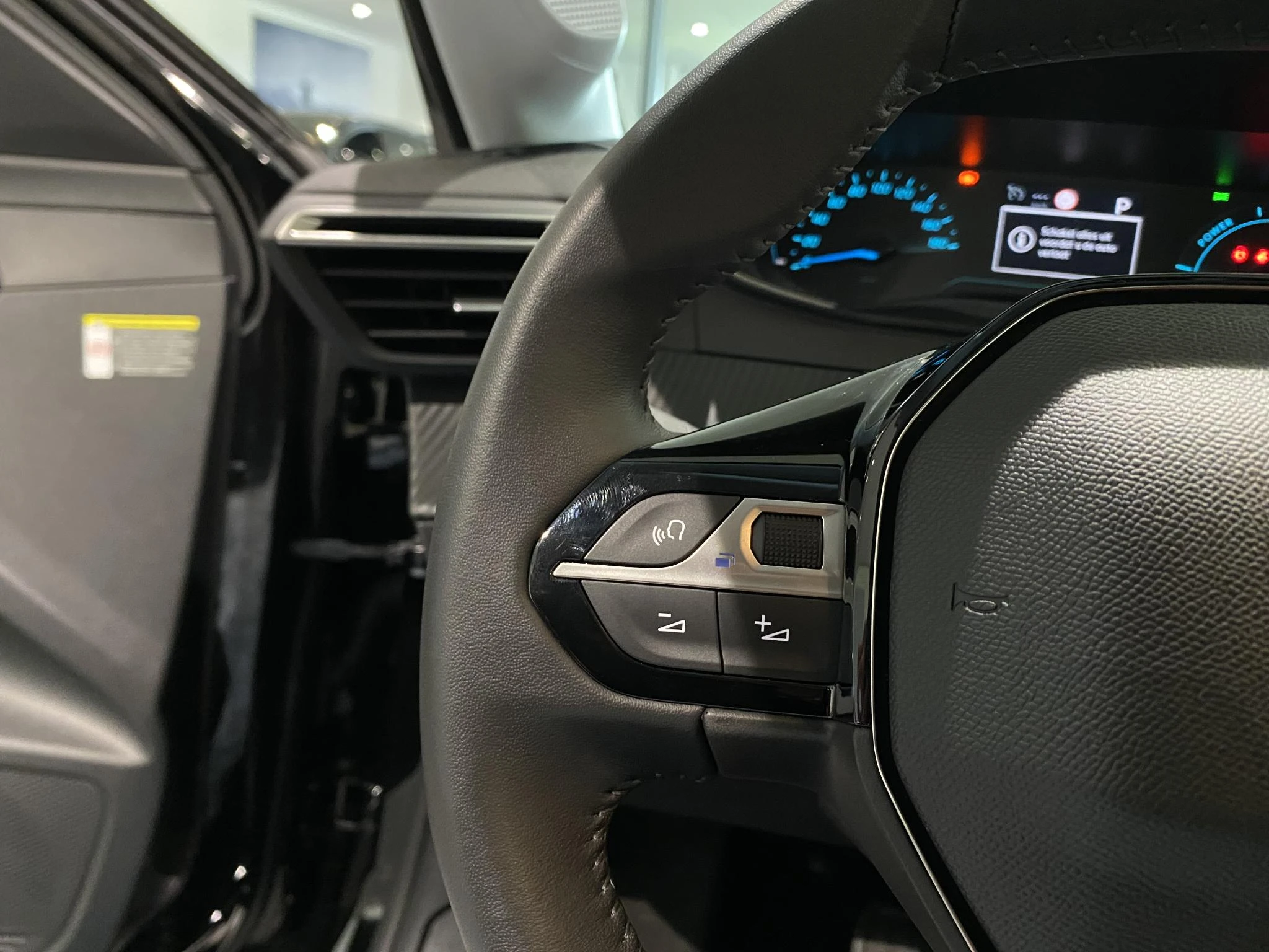 Peugeot-e-208-image-12