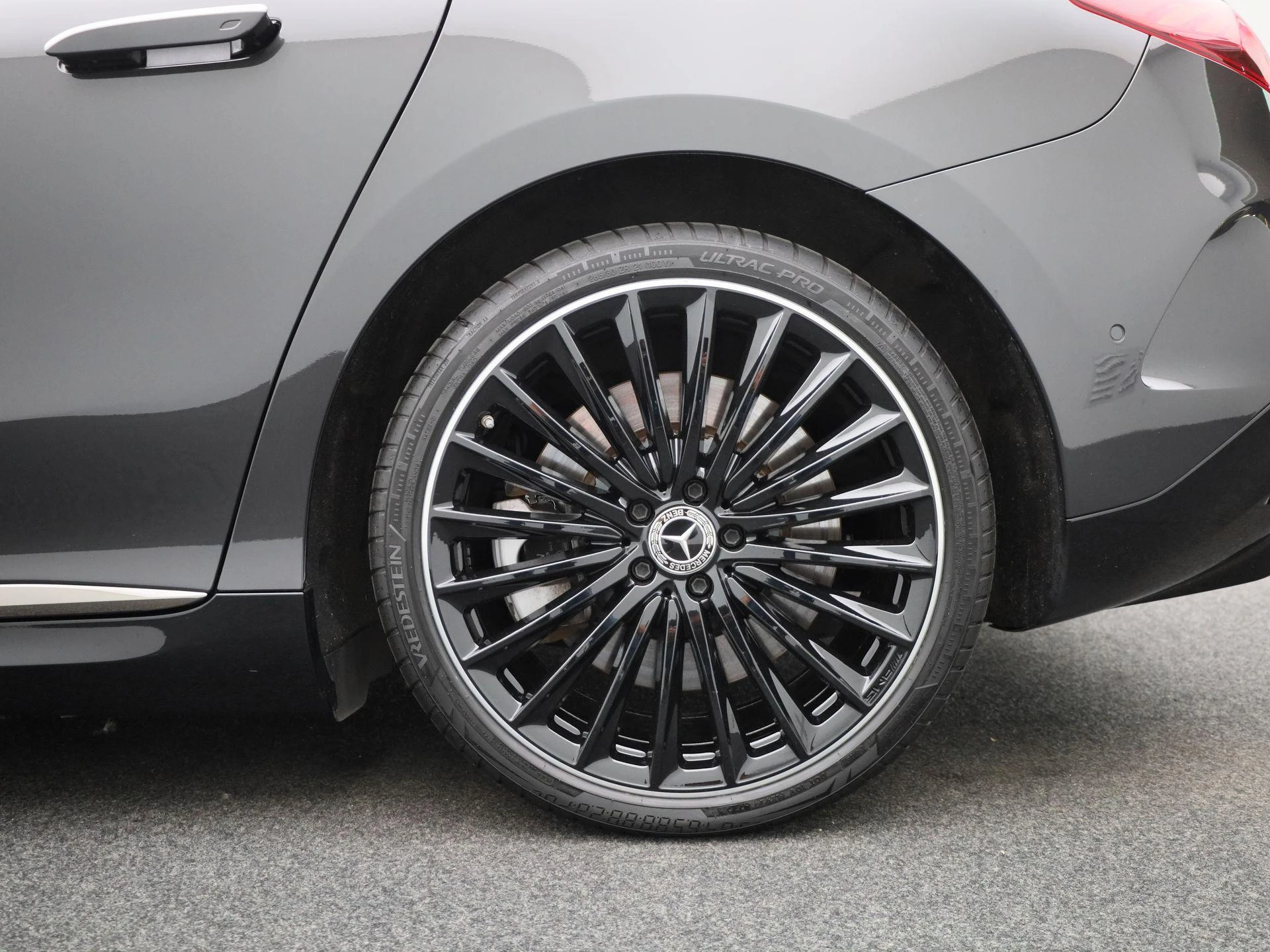 Mercedes-Benz-EQE-image-11