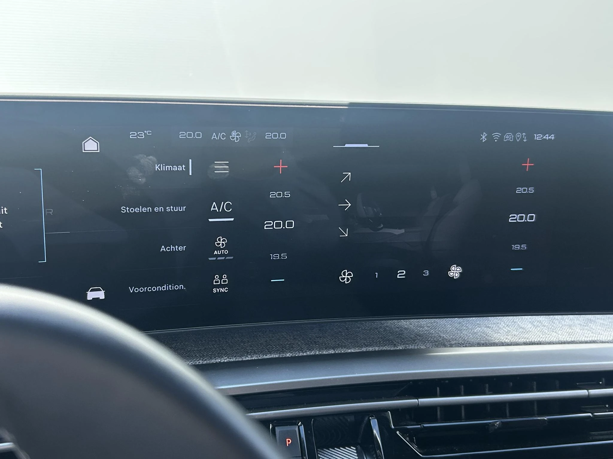 Peugeot-e-5008-image-11