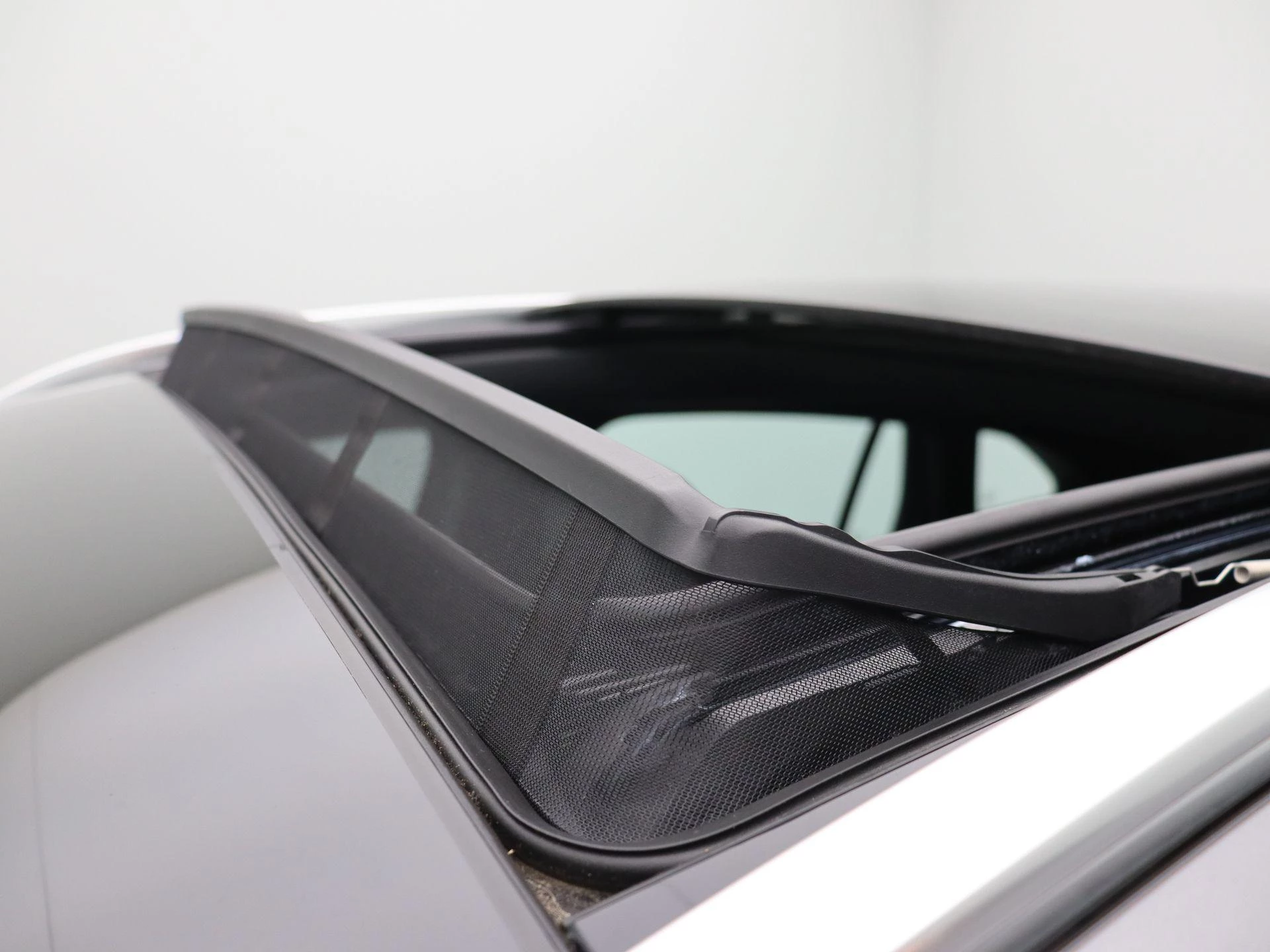 Mercedes-Benz-EQA-image-16