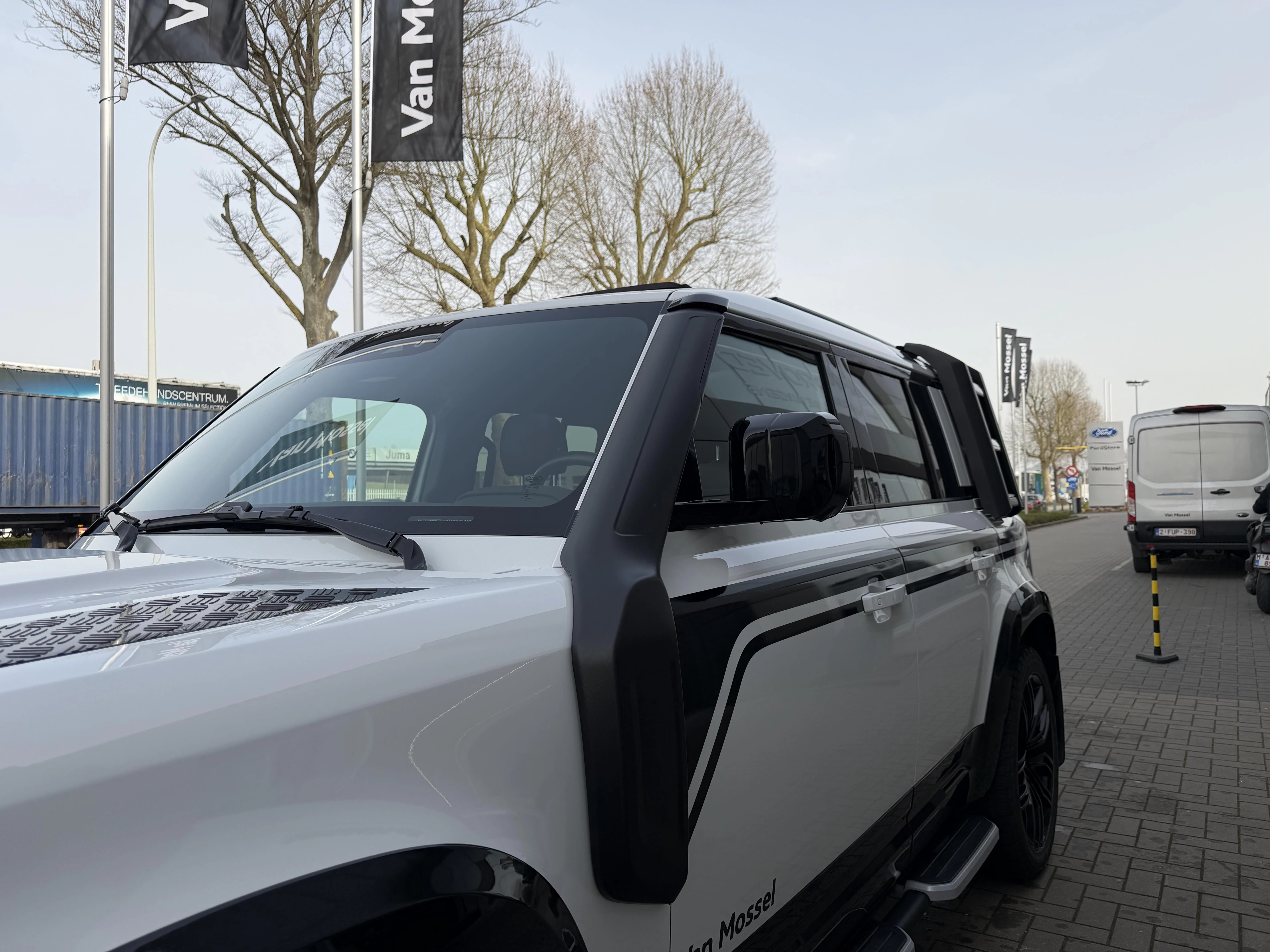 Land Rover Defender 110 D250 SE AWD