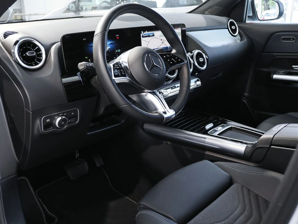 Mercedes-Benz-GLA 200 d-image-5