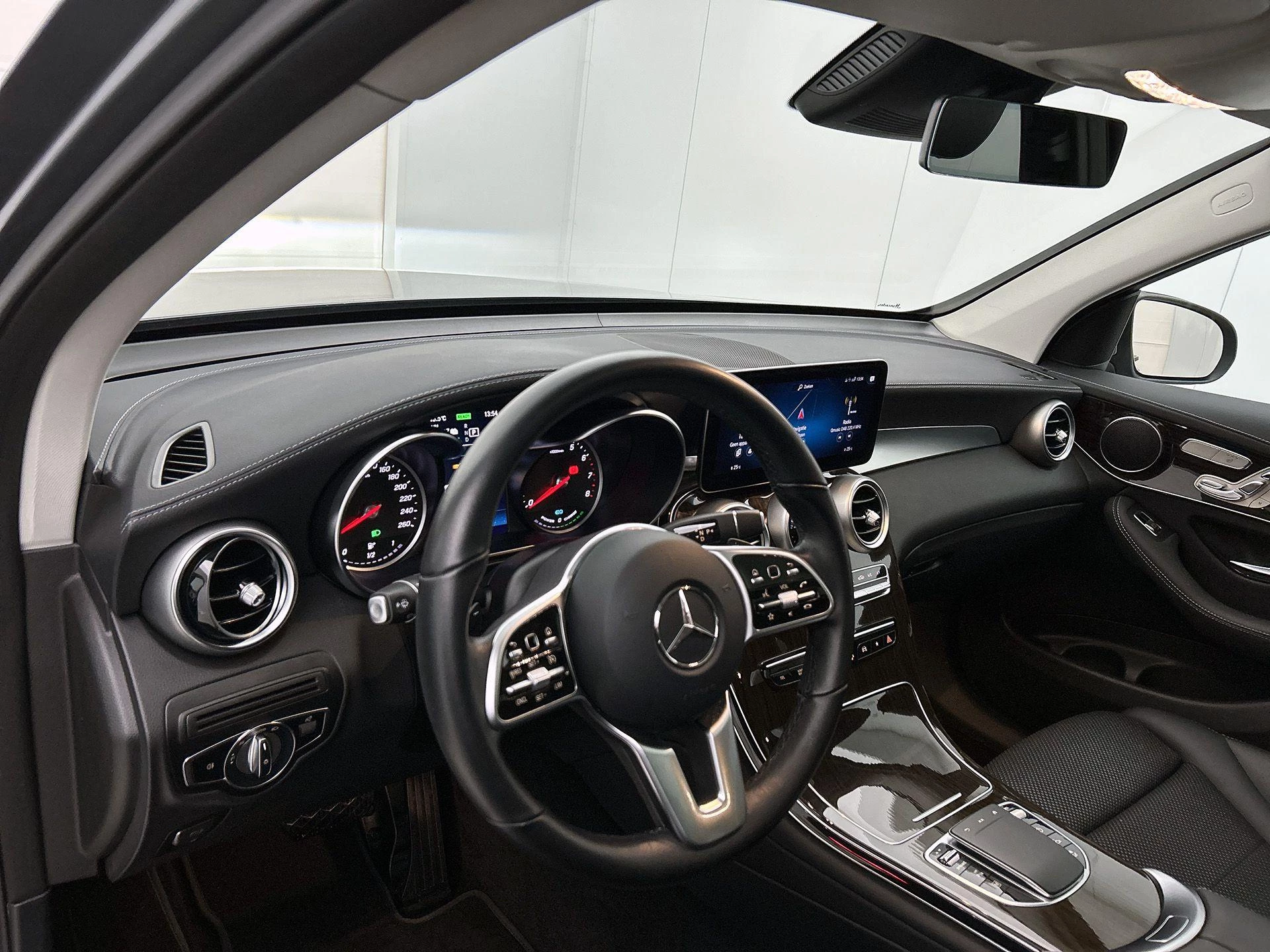Mercedes-Benz-GLC-image-18