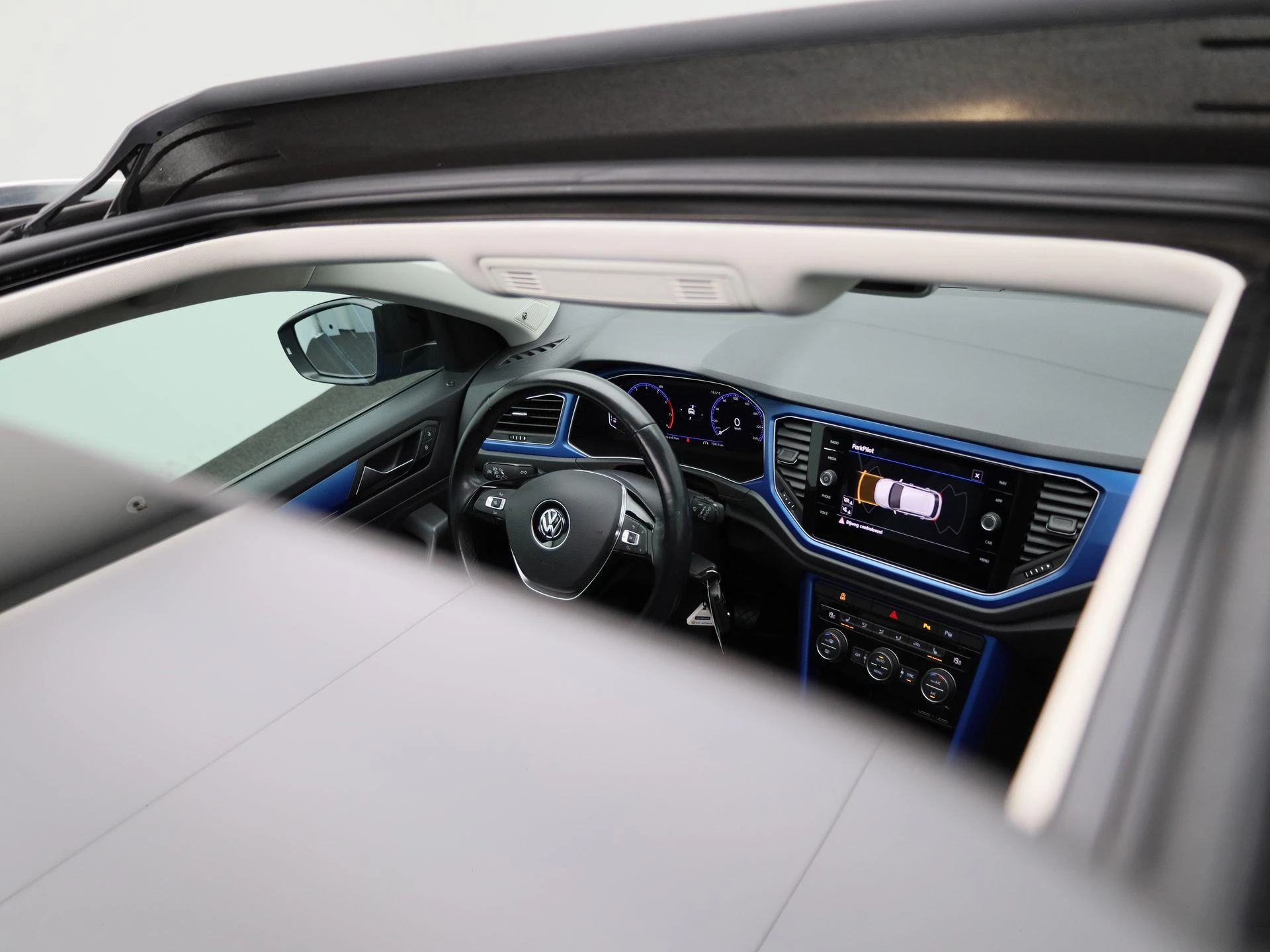 Volkswagen-T-Roc-image-40