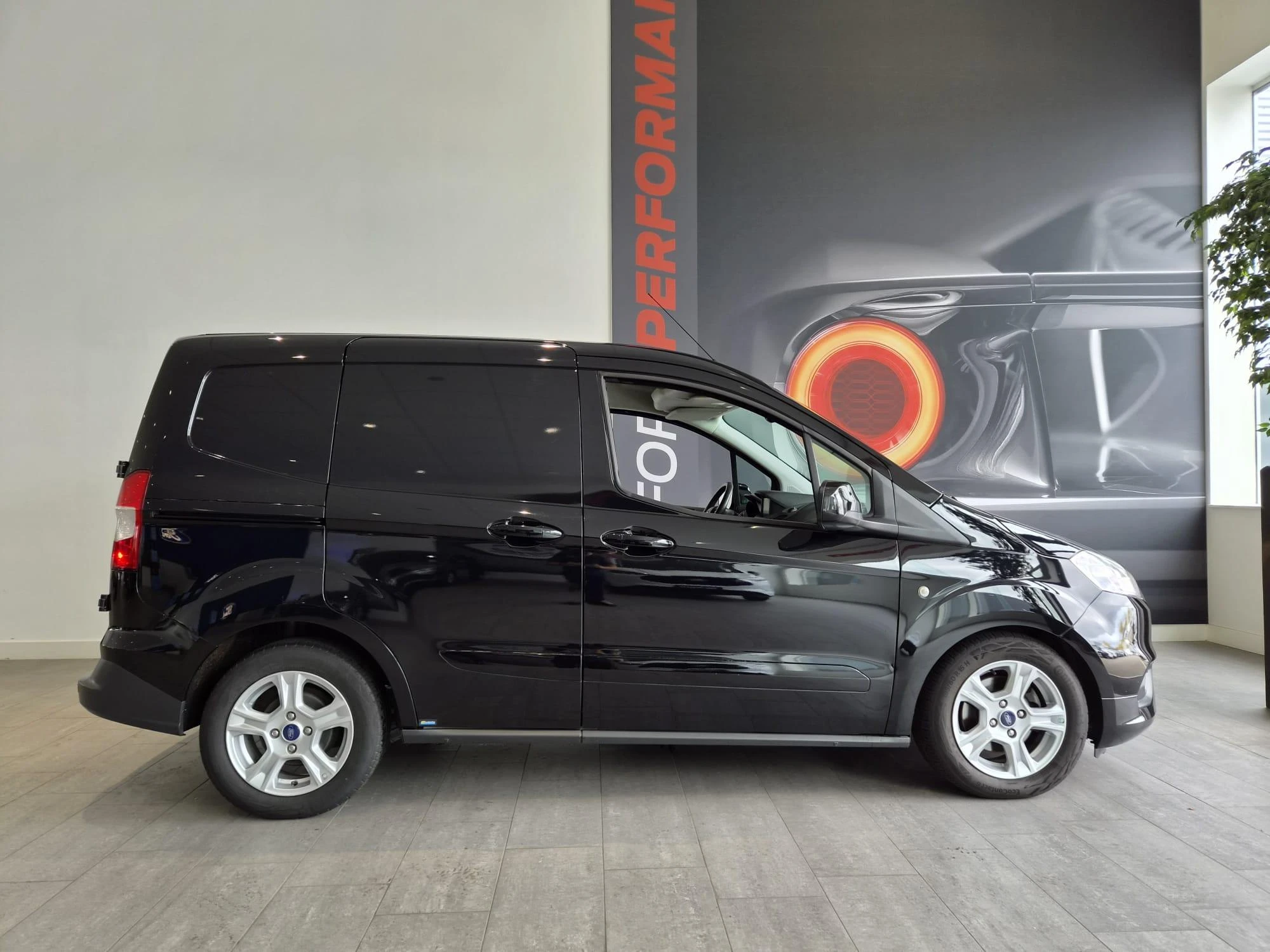 Ford-Transit Courier-image-6