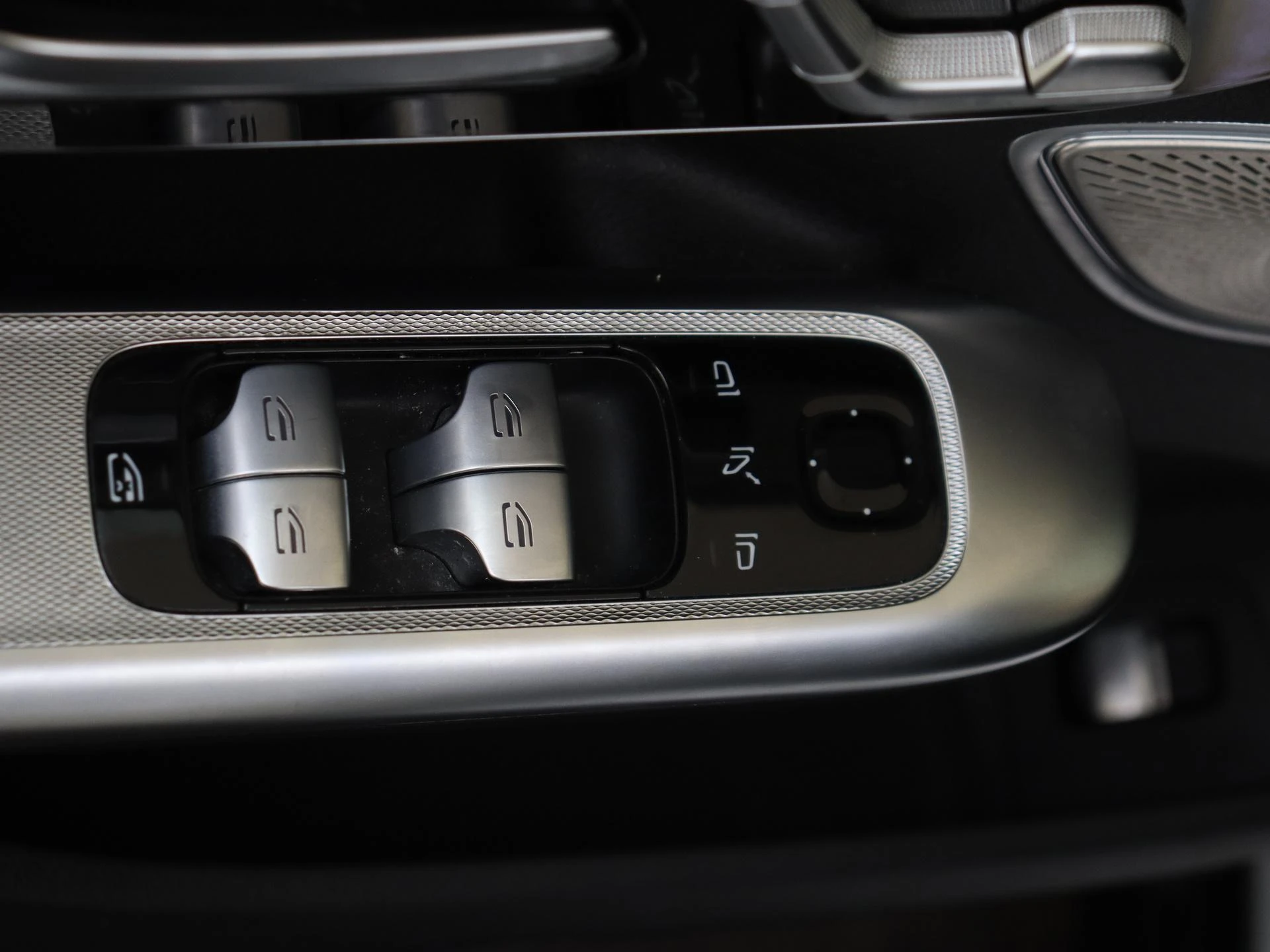 Mercedes-Benz-EQE-image-25