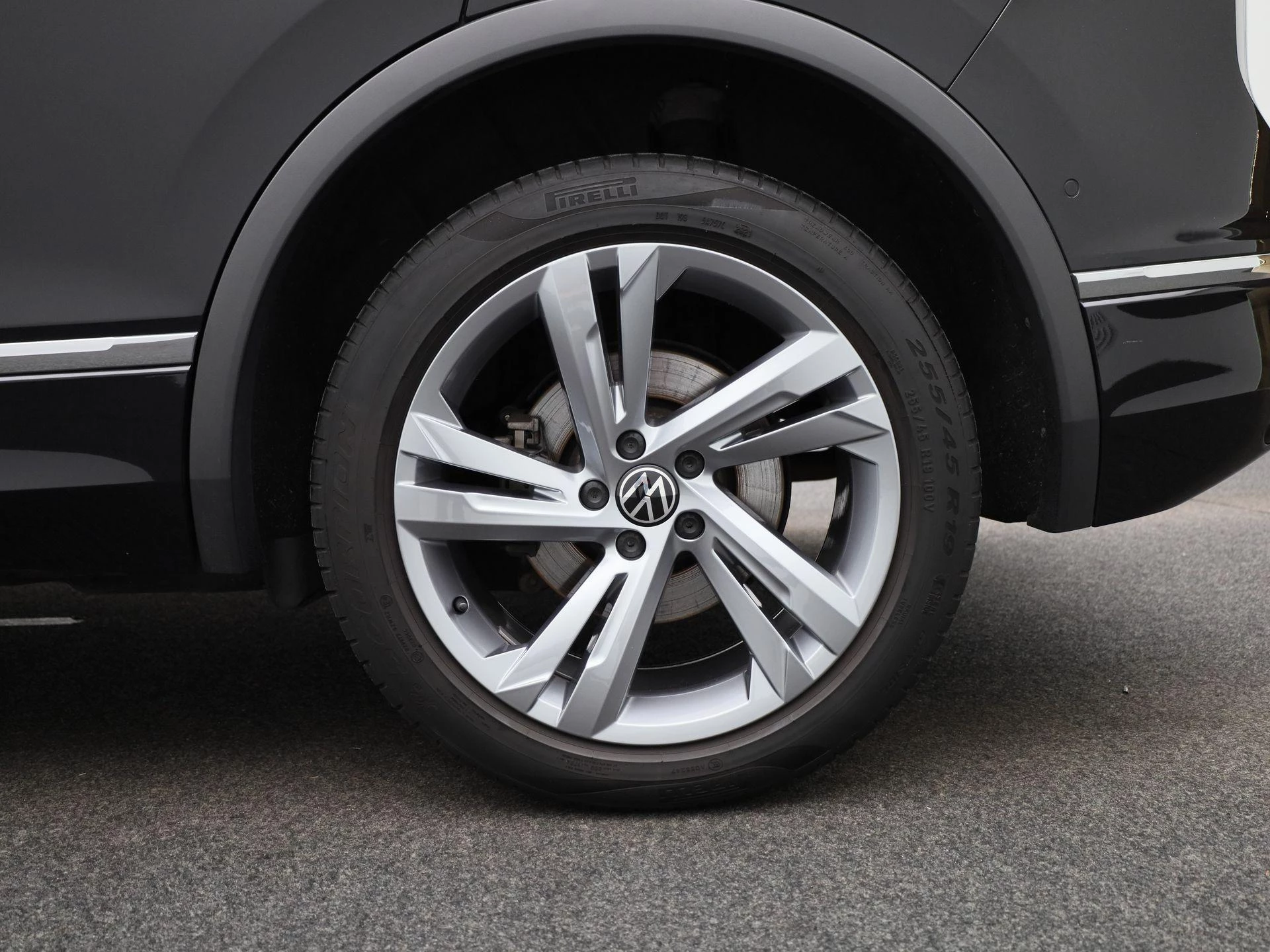 Volkswagen-Tiguan-image-12