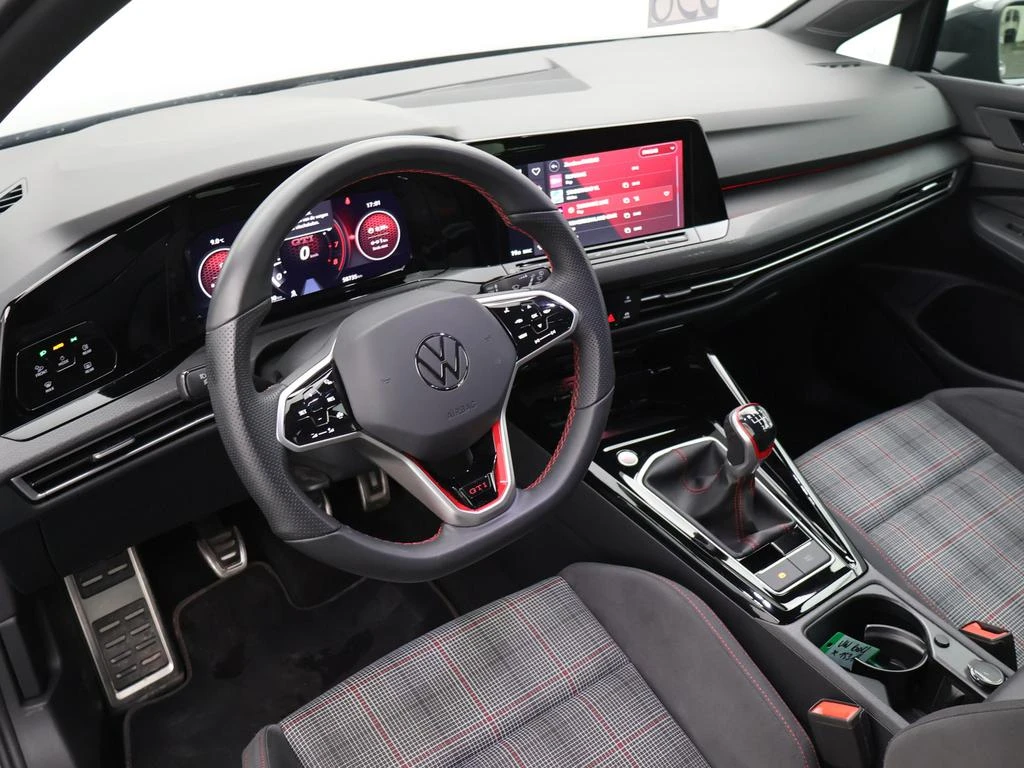 Volkswagen-Golf-image-21