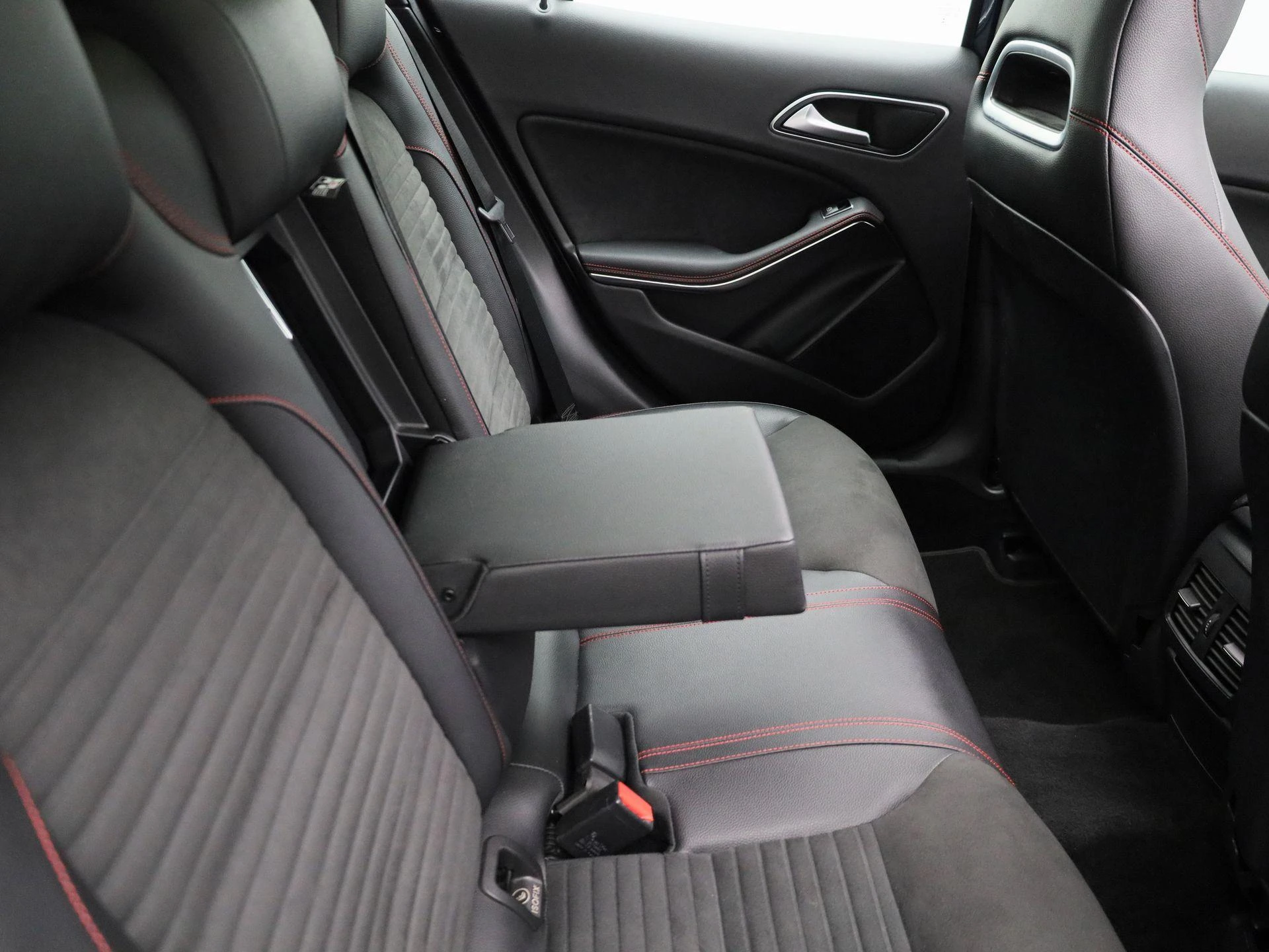 Mercedes-Benz-GLA-image-43