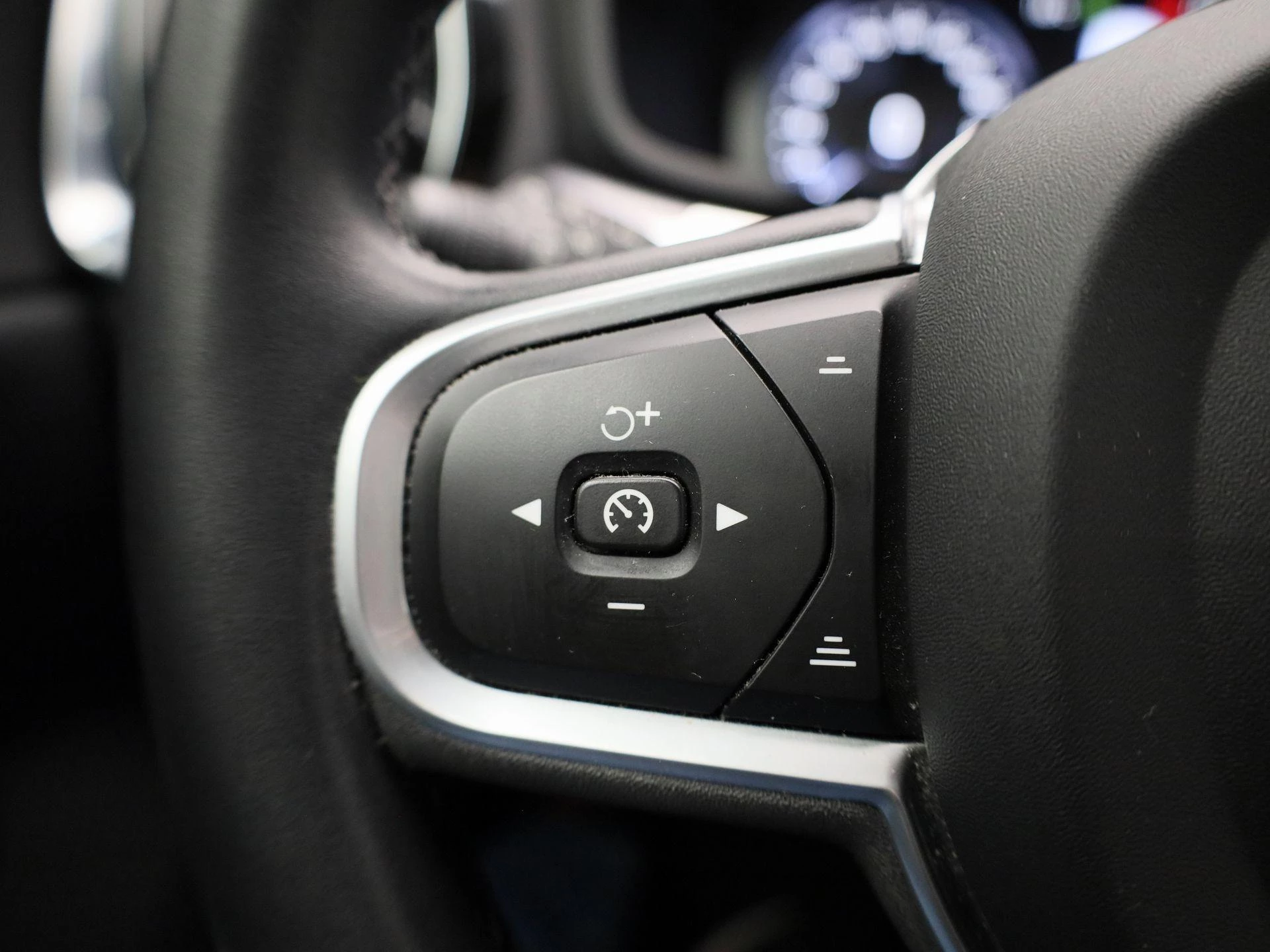 Volvo V60 B3 DCT Momentum Pro