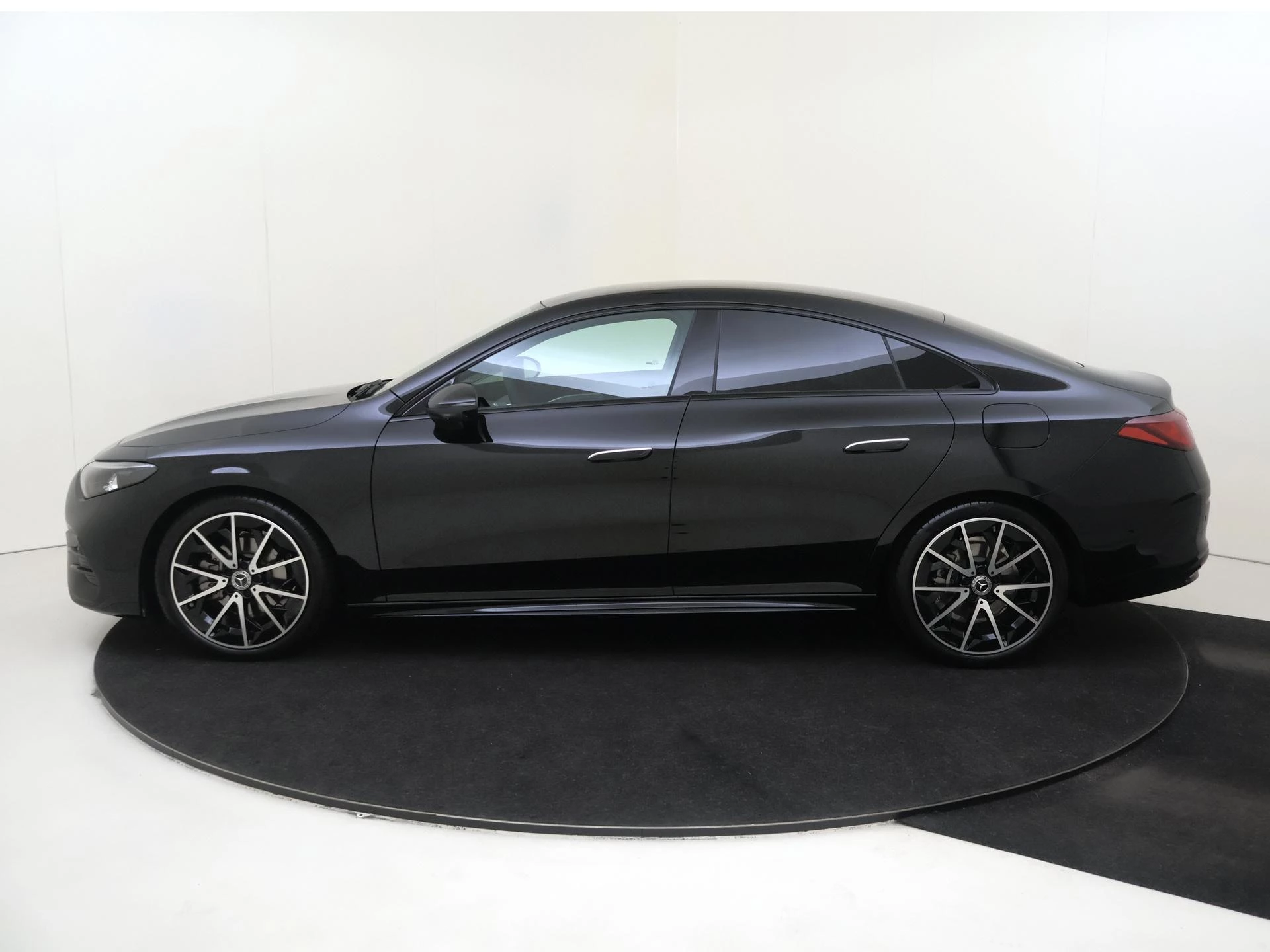 Mercedes-Benz-CLA-image-7