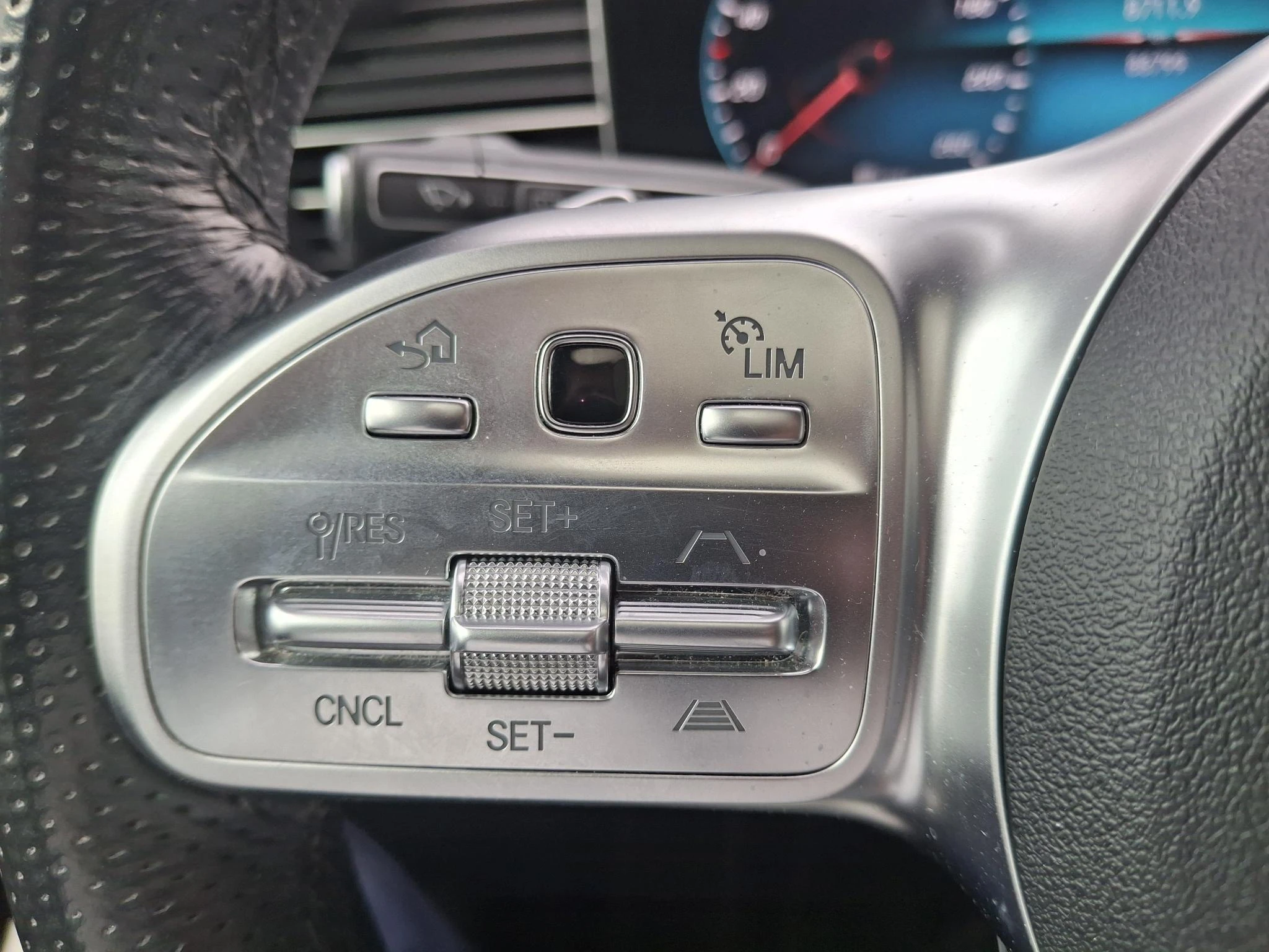 Mercedes-Benz-GLE-image-15