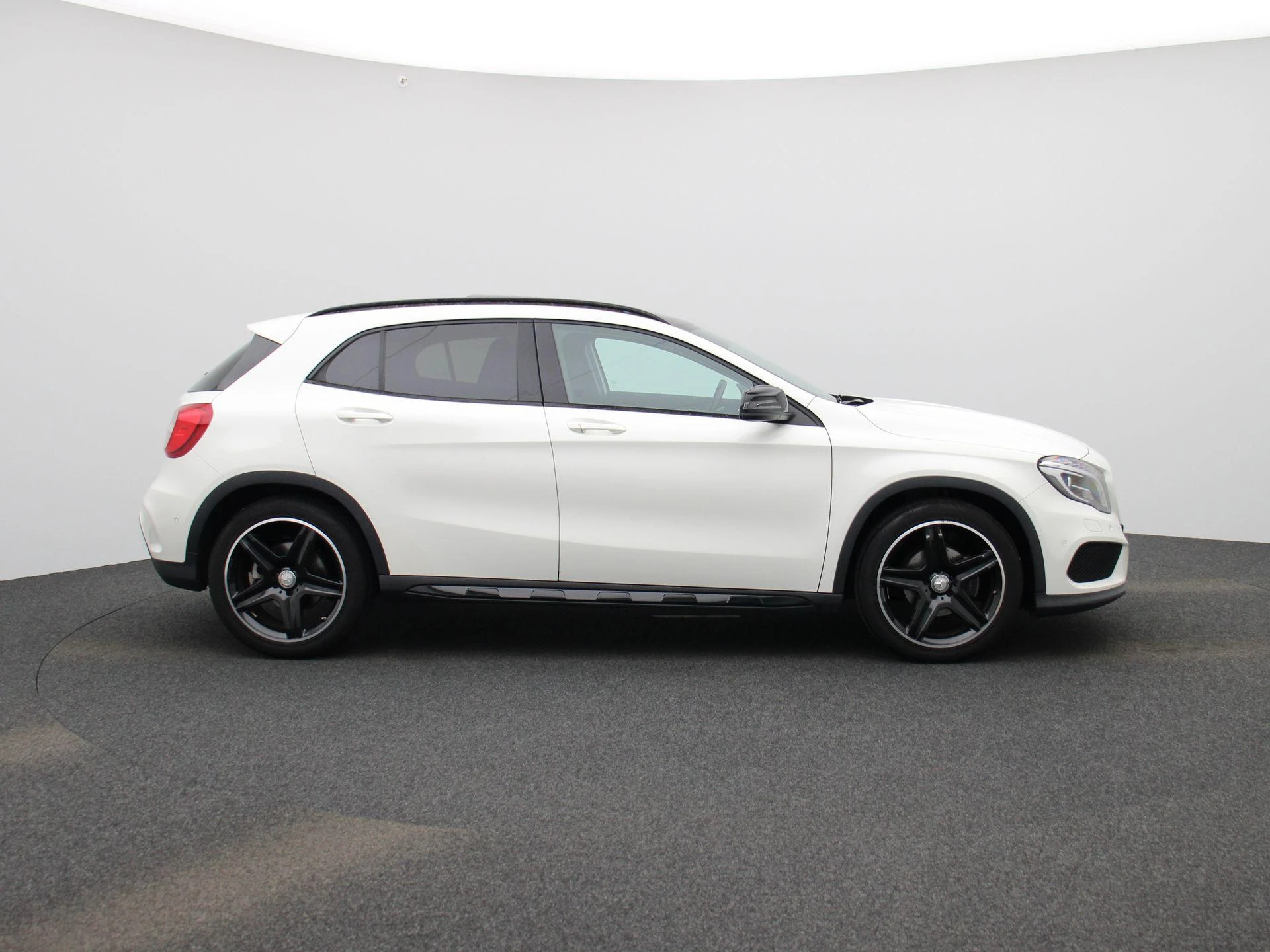 Mercedes-Benz-GLA-image-5