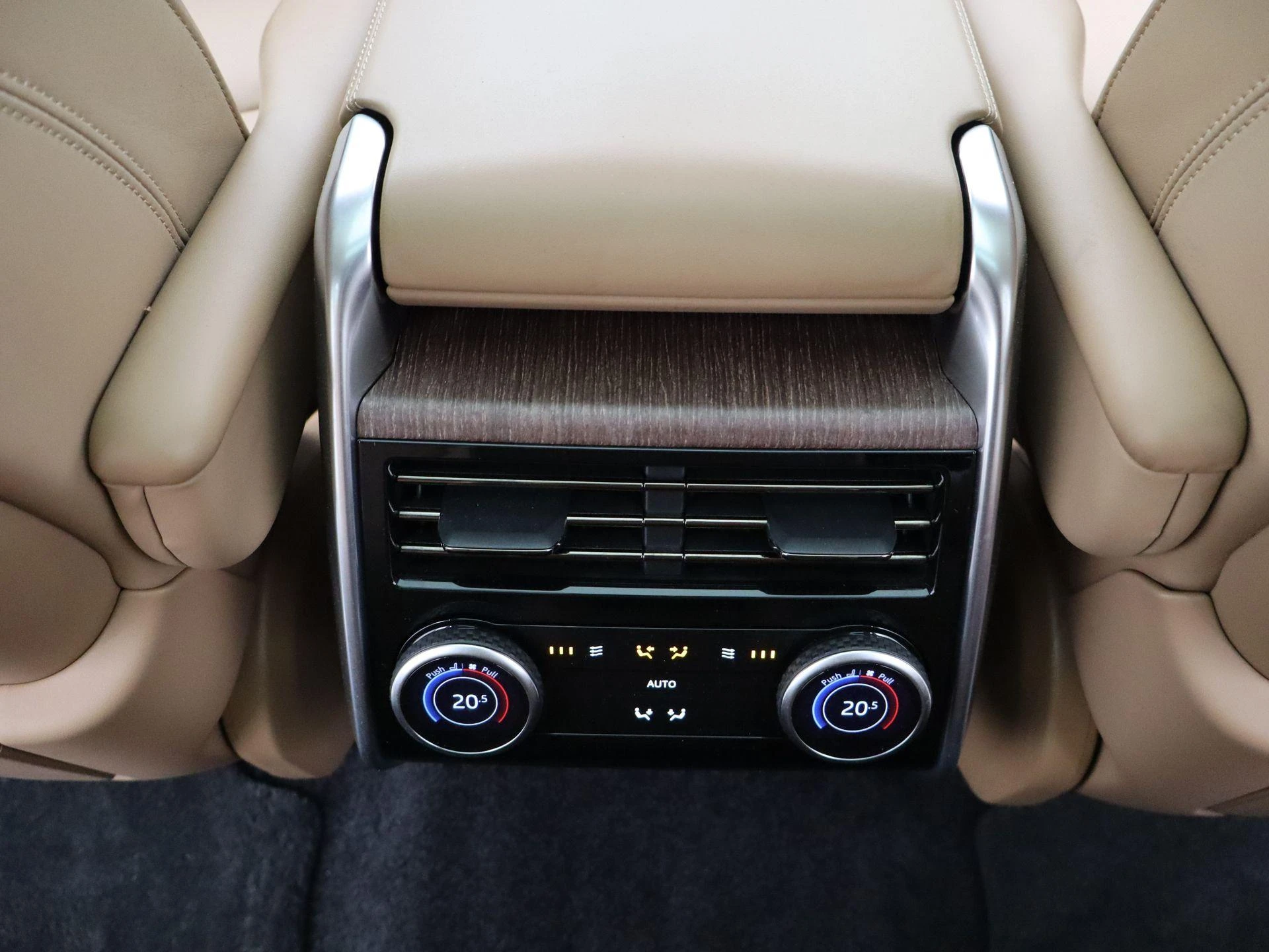 Land Rover-Range Rover-image-44