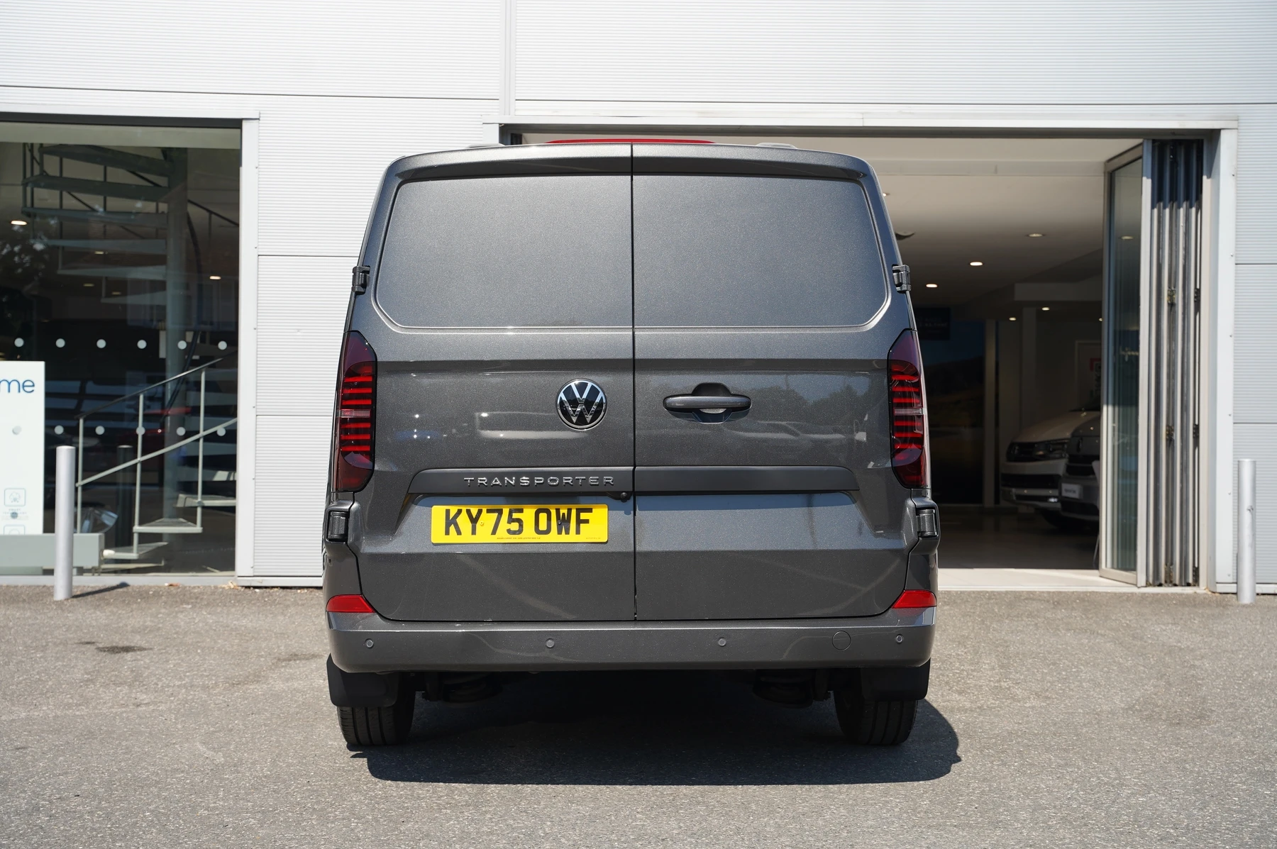 Volkswagen-Transporter-image-12
