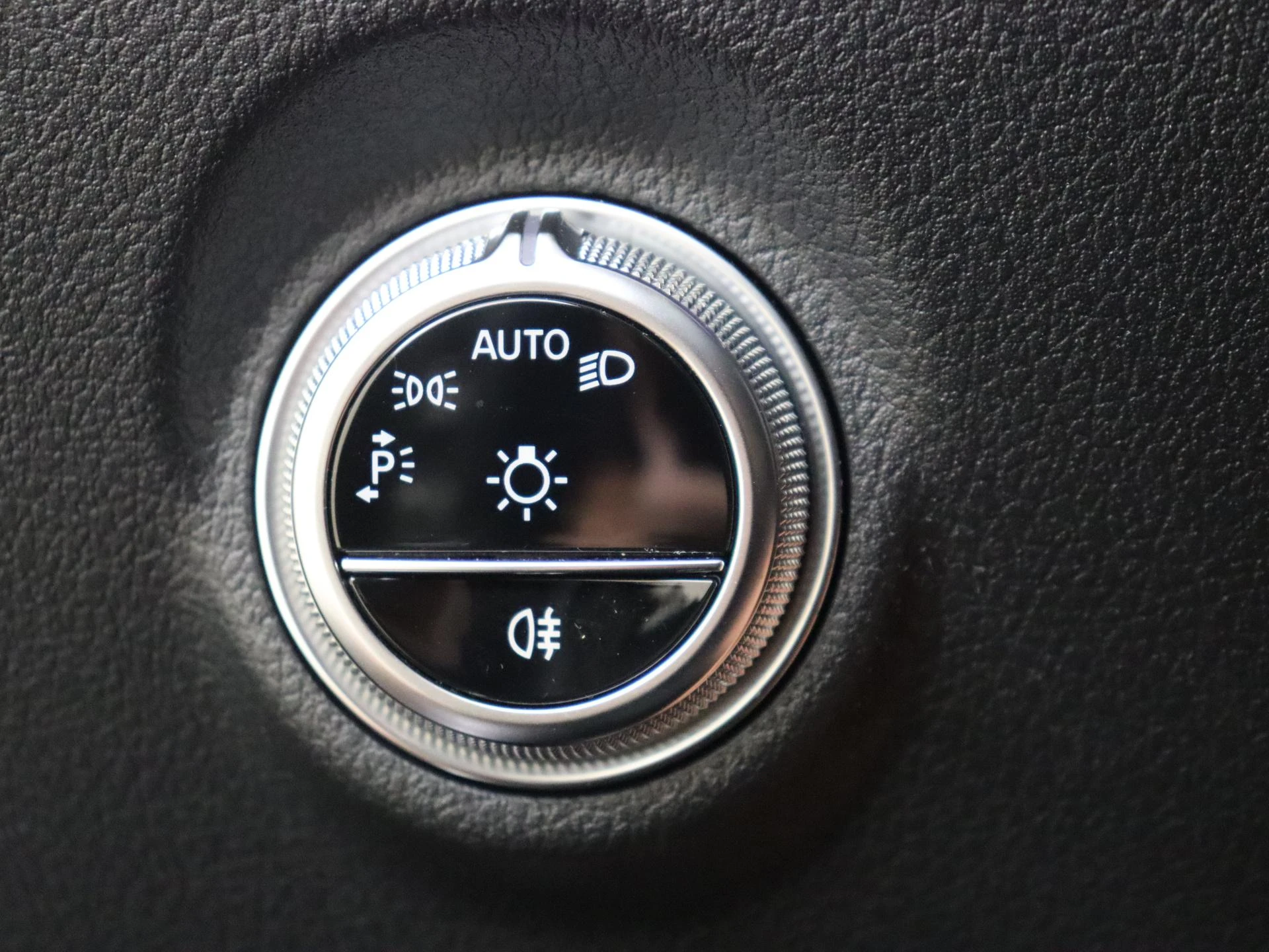 Mercedes-Benz-C-Klasse-image-23