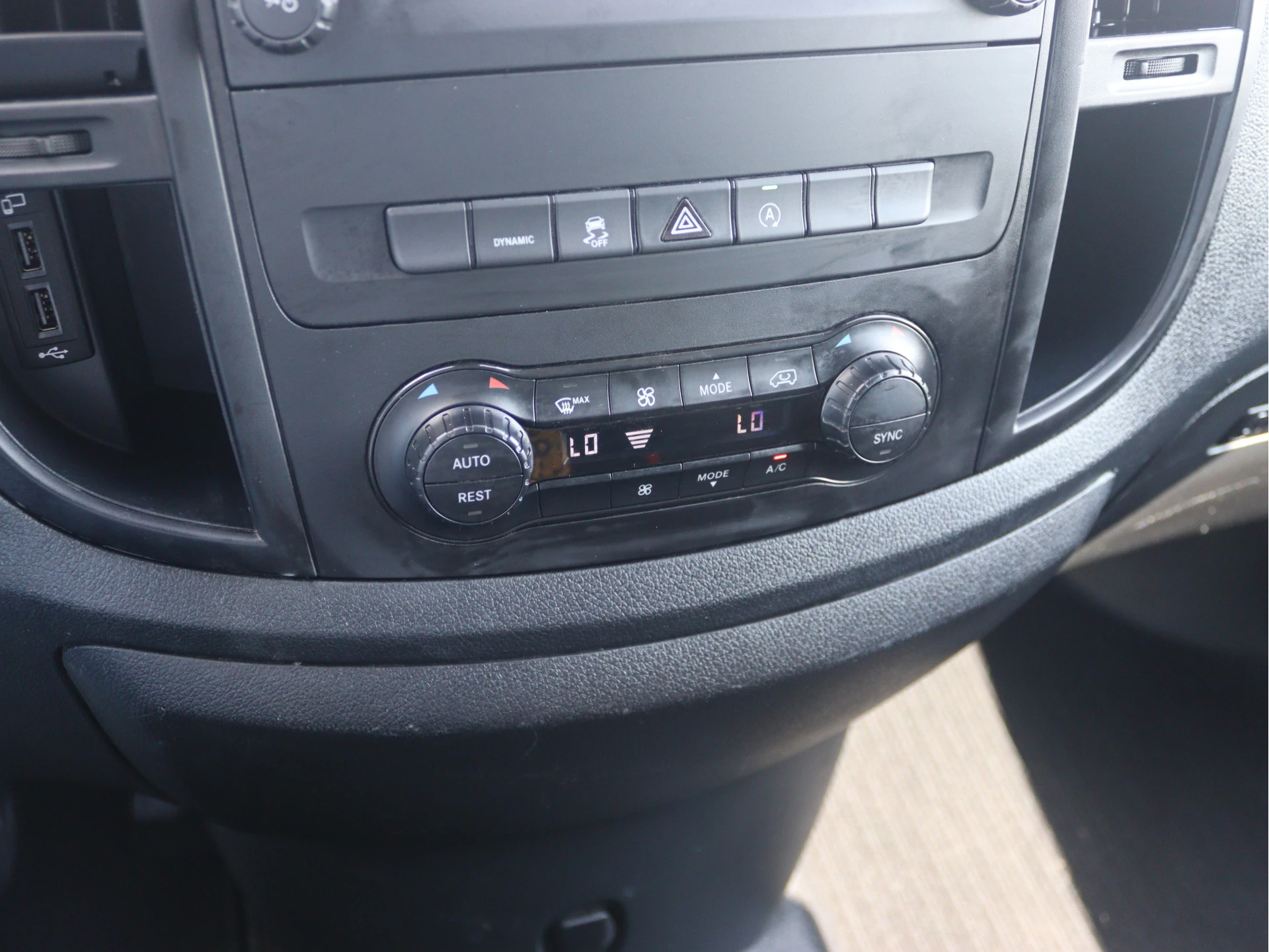 Mercedes-Benz-Vito-image-11
