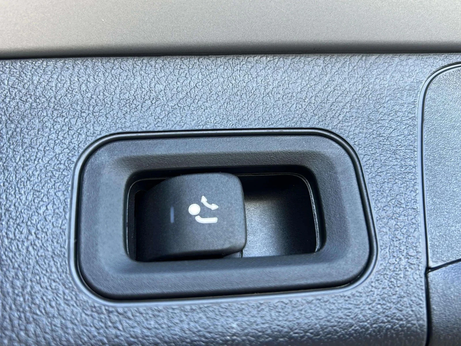 Mercedes-Benz-EQB-image-20