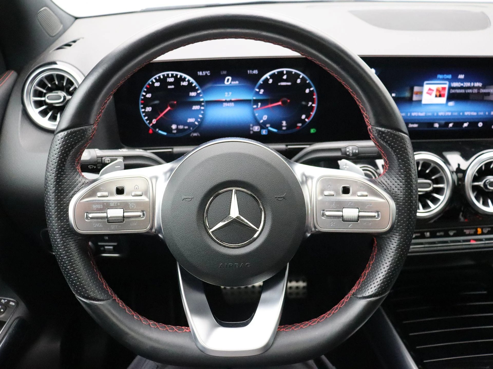 Mercedes-Benz GLA 180 AMG Line + PANO DAK + MULTIBEAM LED + KEY LESS +