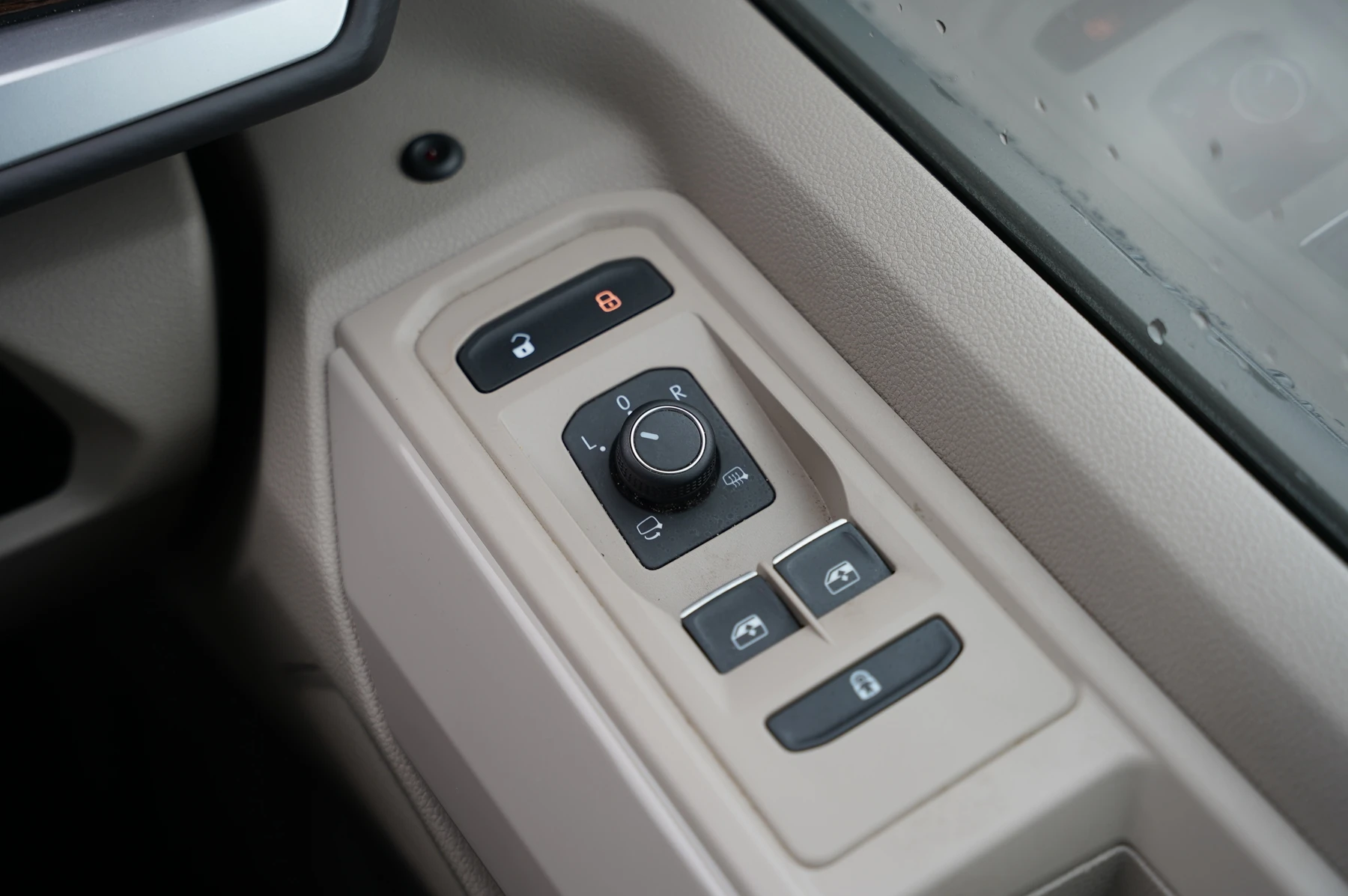 Volkswagen-Multivan-image-19