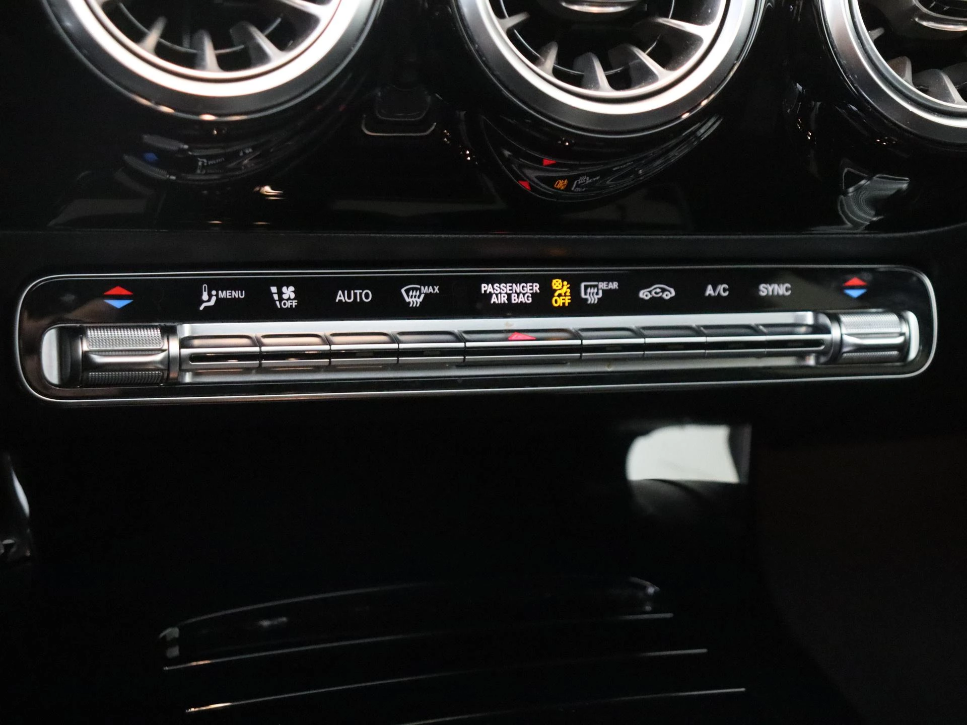 Mercedes-Benz-CLA-image-19