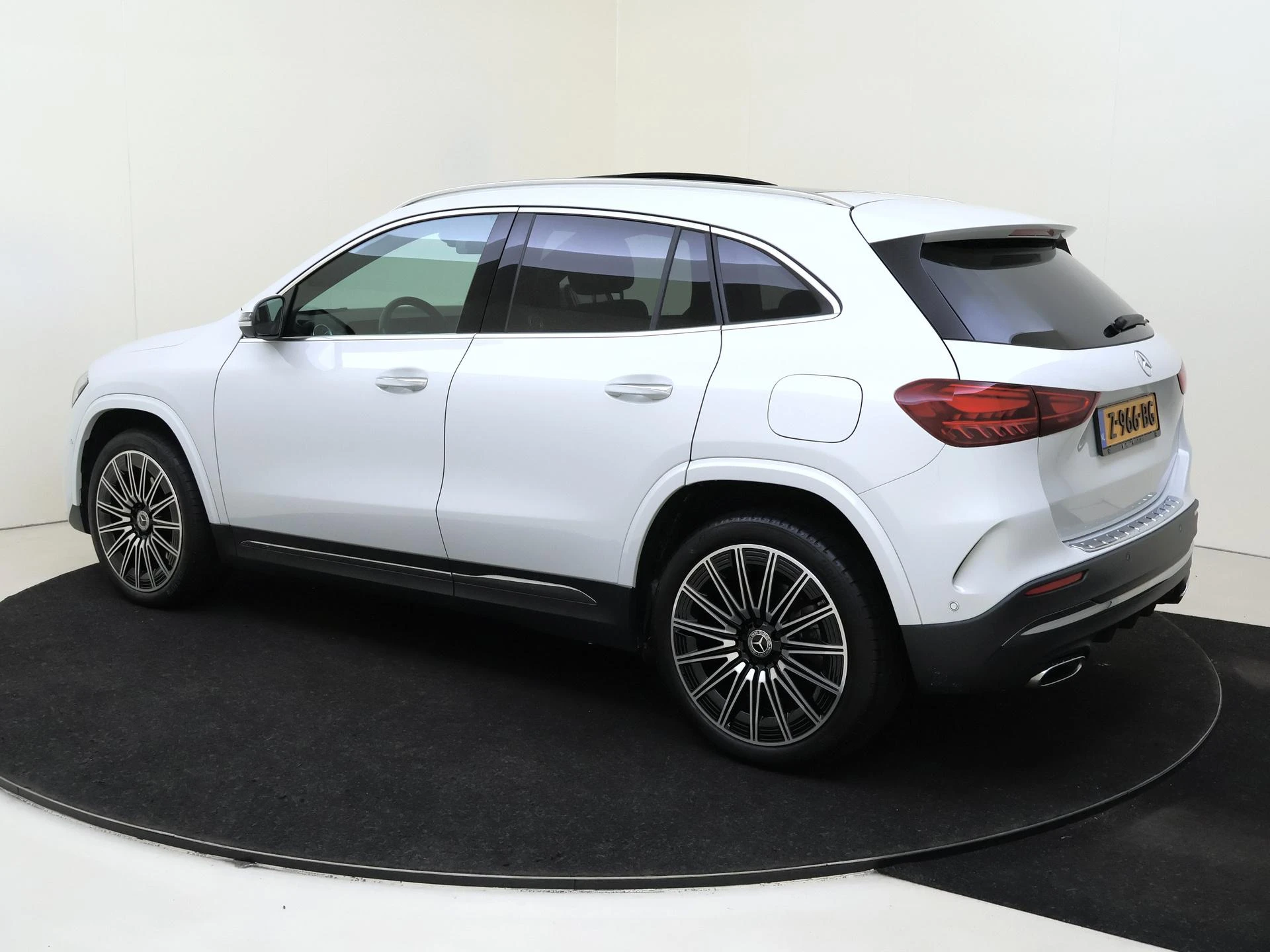 Mercedes-Benz-GLA-image-2