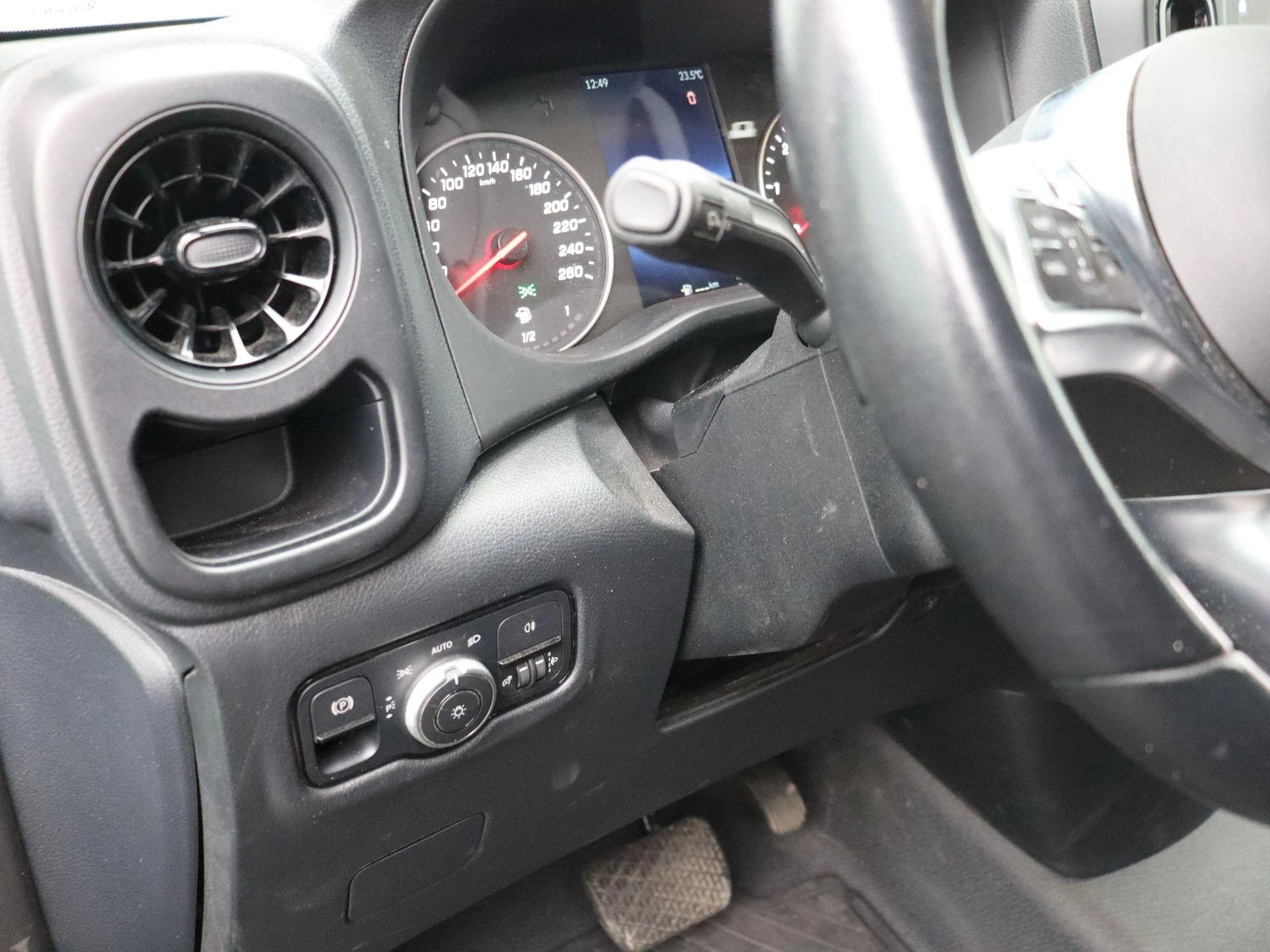 Mercedes-Benz-Vito-image-8
