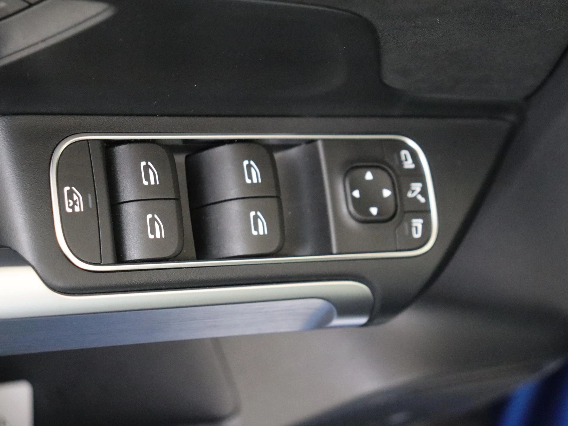 Mercedes-Benz-EQB-image-30