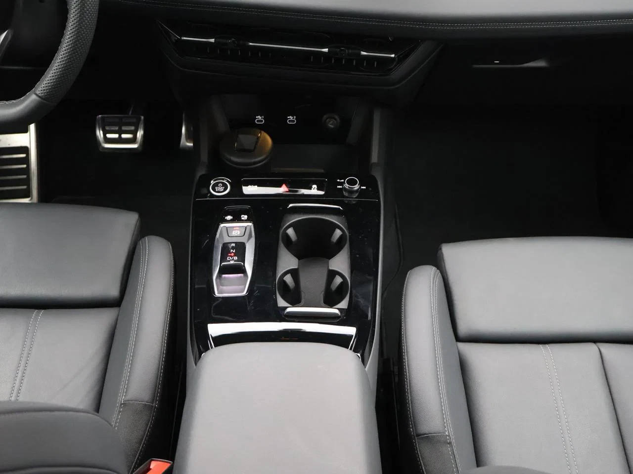 Audi Q6 e-tron Q6 e-Tron 100 kWh 50 Performance Advanced *AUTOMAAT*PANODAK*TREKHAAK*LEDER*CAMERA*NAVI*APP-CONNECT*...*