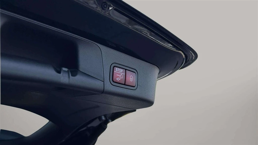 Mercedes-Benz-EQB-image-24