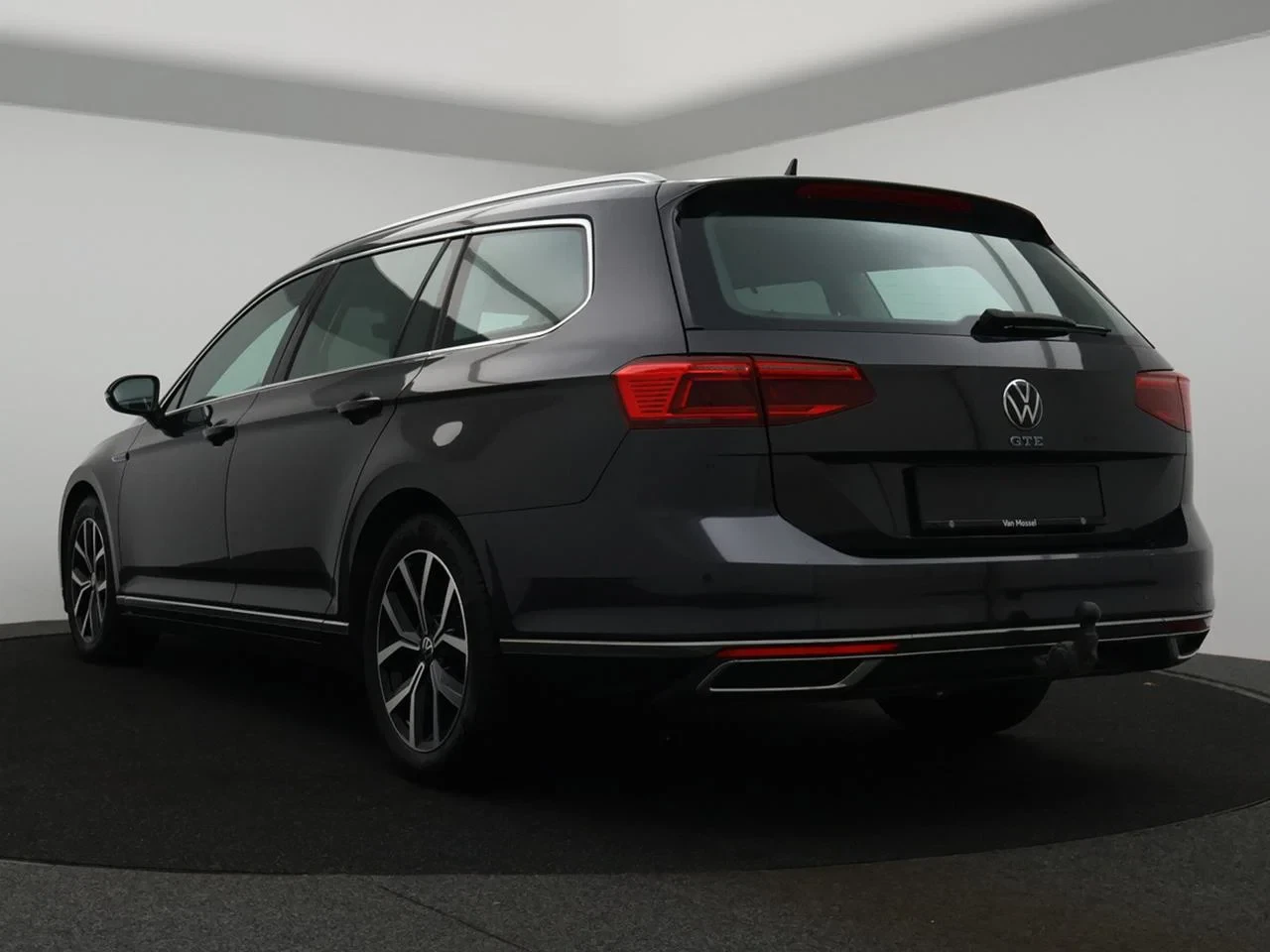 Volkswagen-Passat-image-1