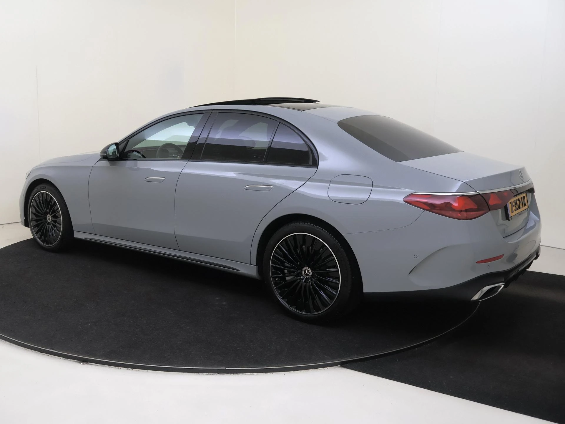 Mercedes-Benz-E-Klasse-image-2