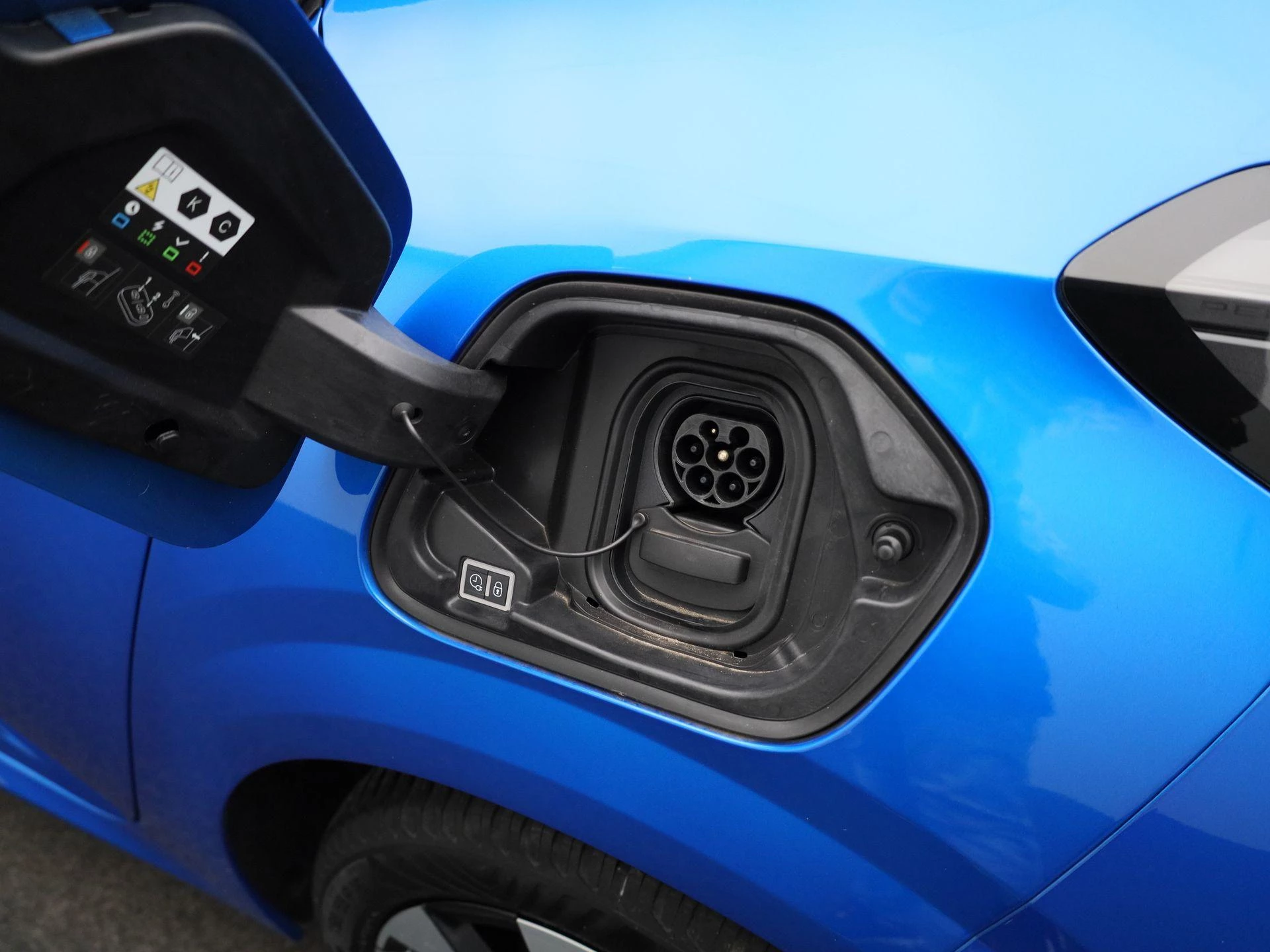 Peugeot-e-208-image-12