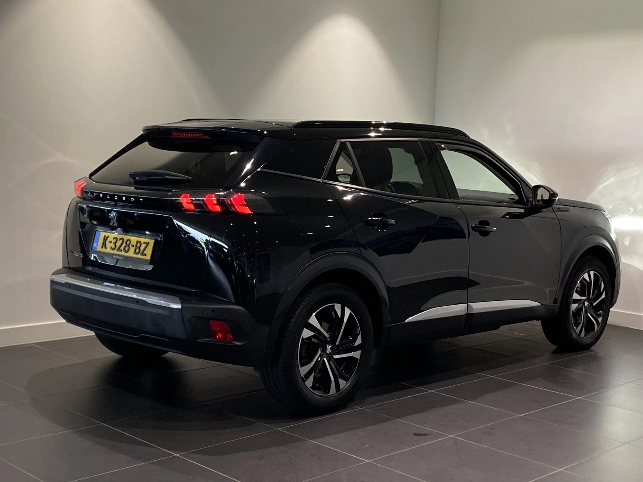 Peugeot-e-2008-image-4