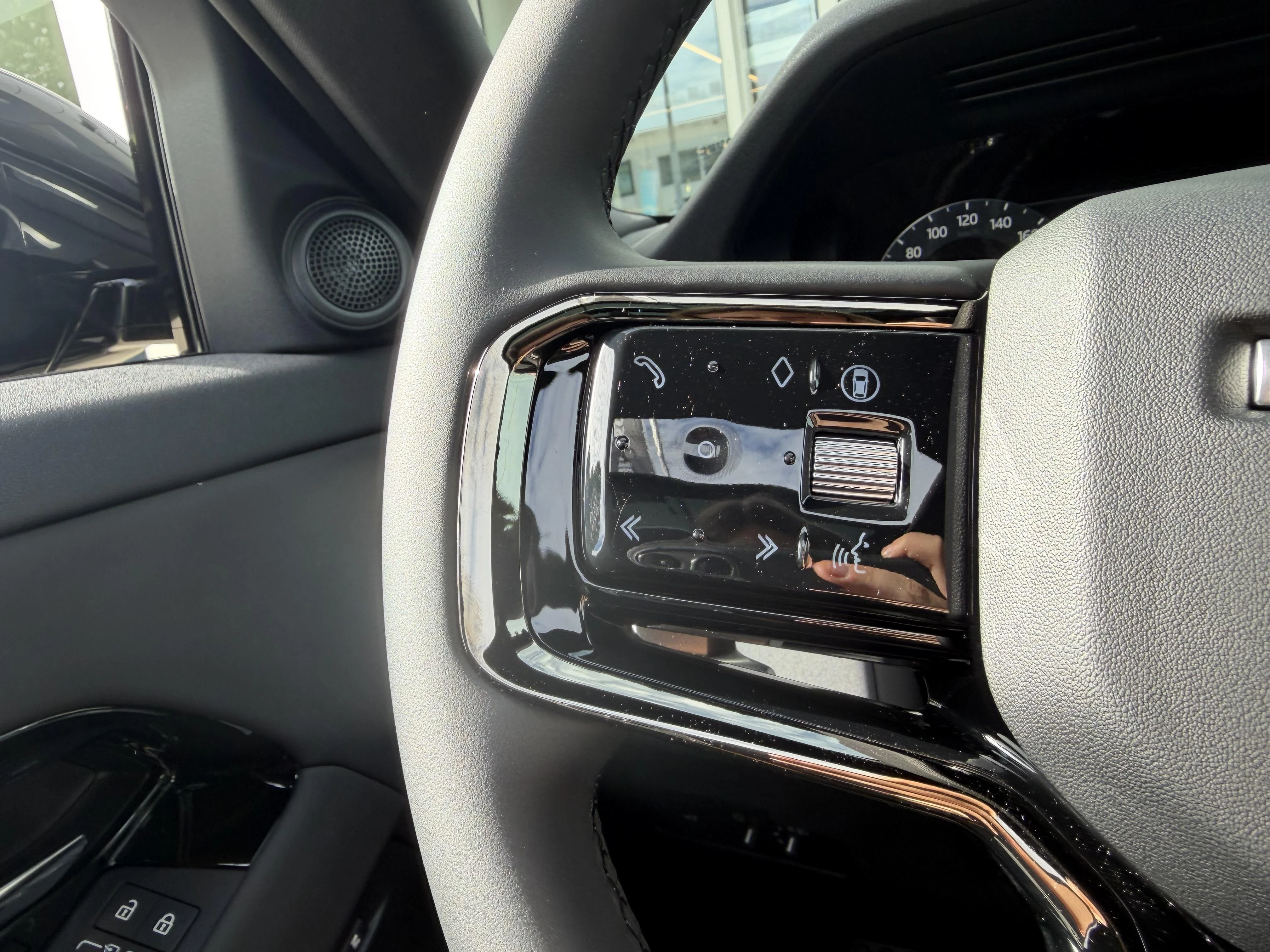 Land Rover-Range Rover Evoque-image-11