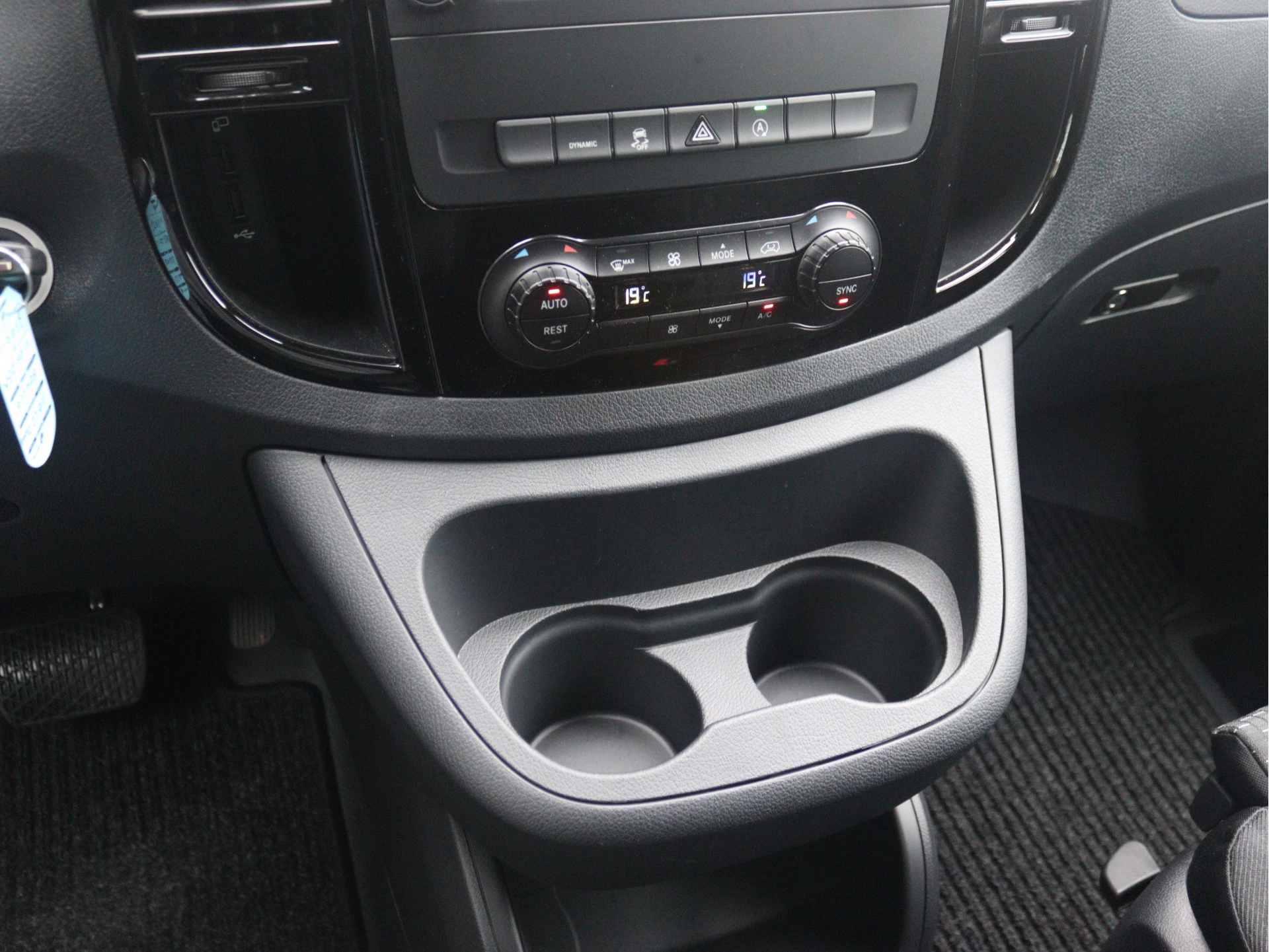 Mercedes-Benz-Vito-image-11