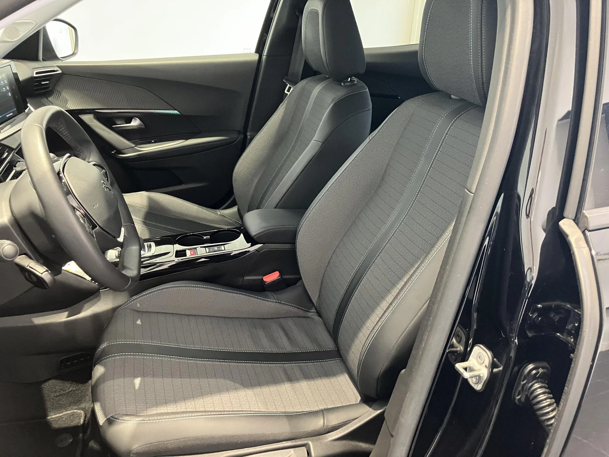 Peugeot-e-2008-image-13